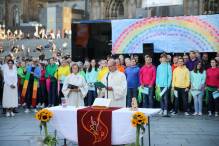 Priester segnen gleichgeschlechtliche Paare vor Kölner Dom 
