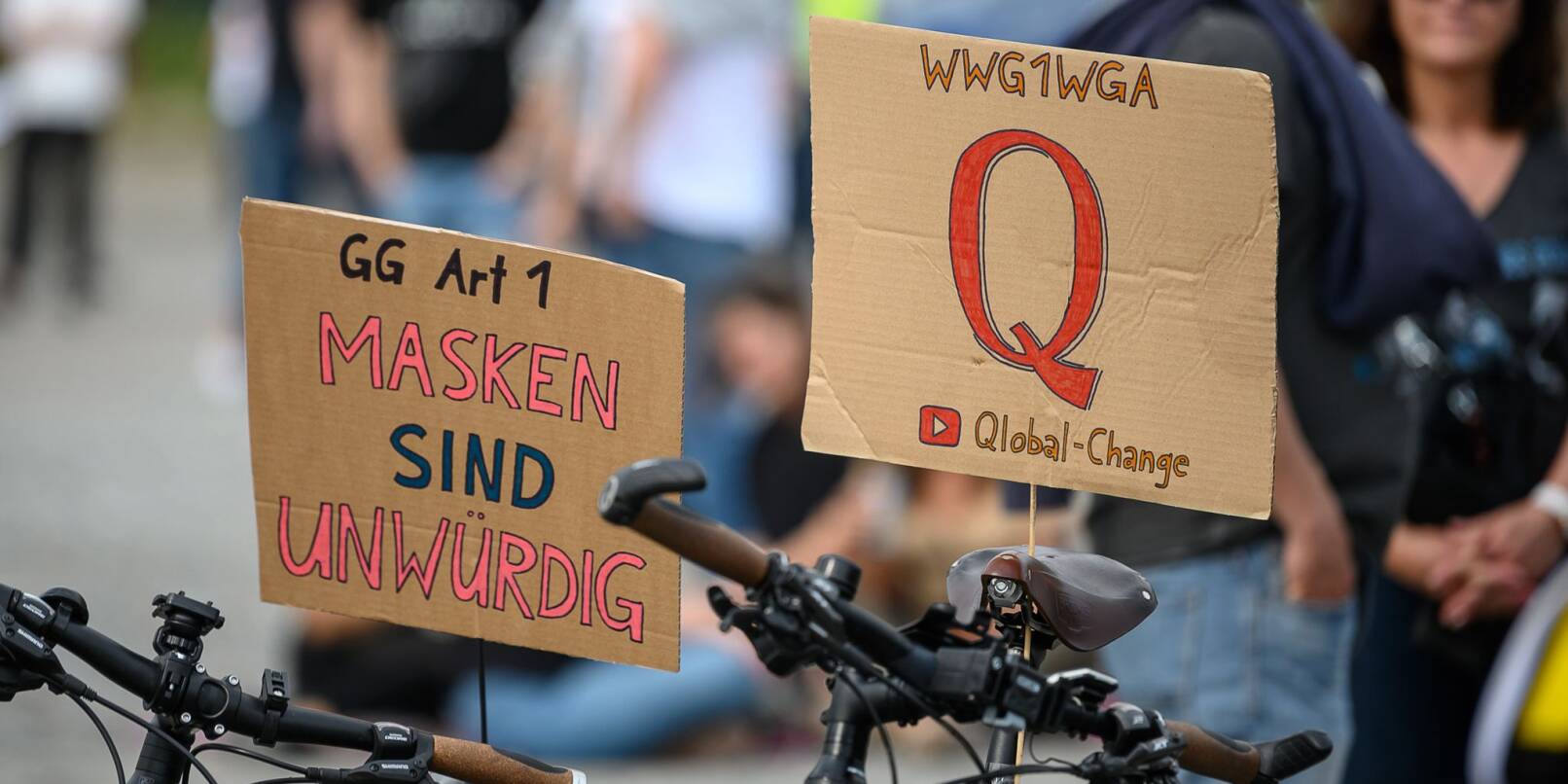 Schilder bei einer Protestkundgebung der Initiative «Querdenken 711» in Stuttgart.
