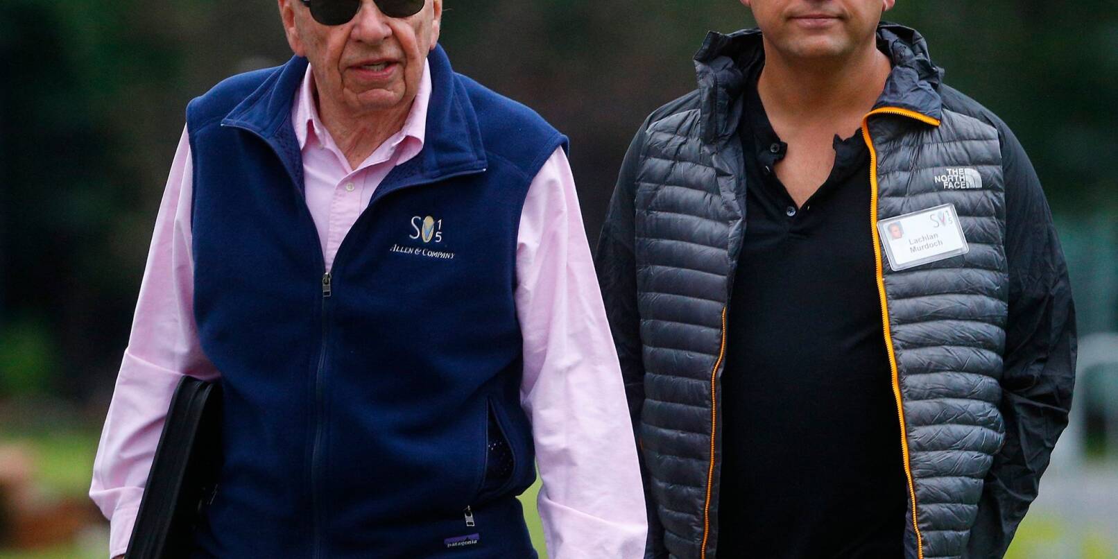 Medienunternehmer Rupert Murdoch (l) und sein Sohn Lachlan, aufgenommen vor einer Konferenz im US-Bundesstaat Idaho.