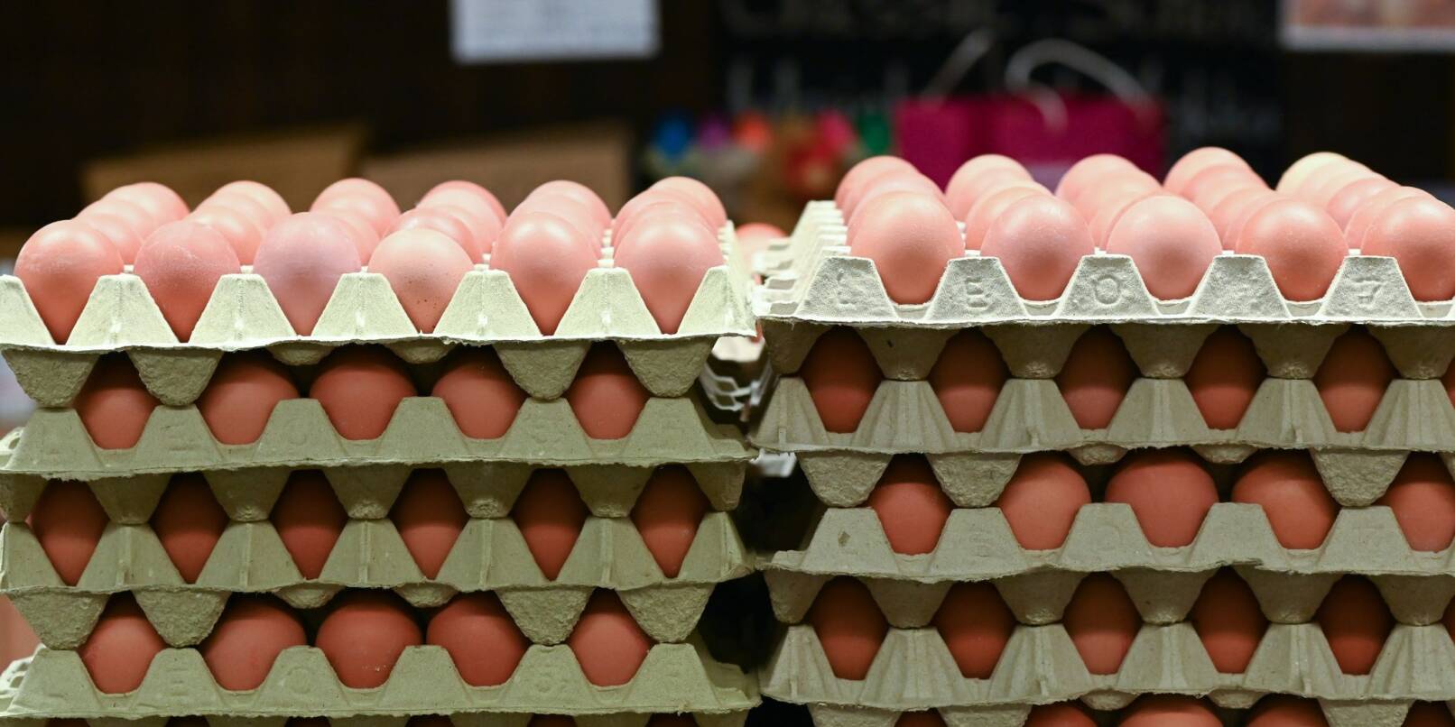 Eierpaletten liegen in der Markthalle auf dem Tresen.