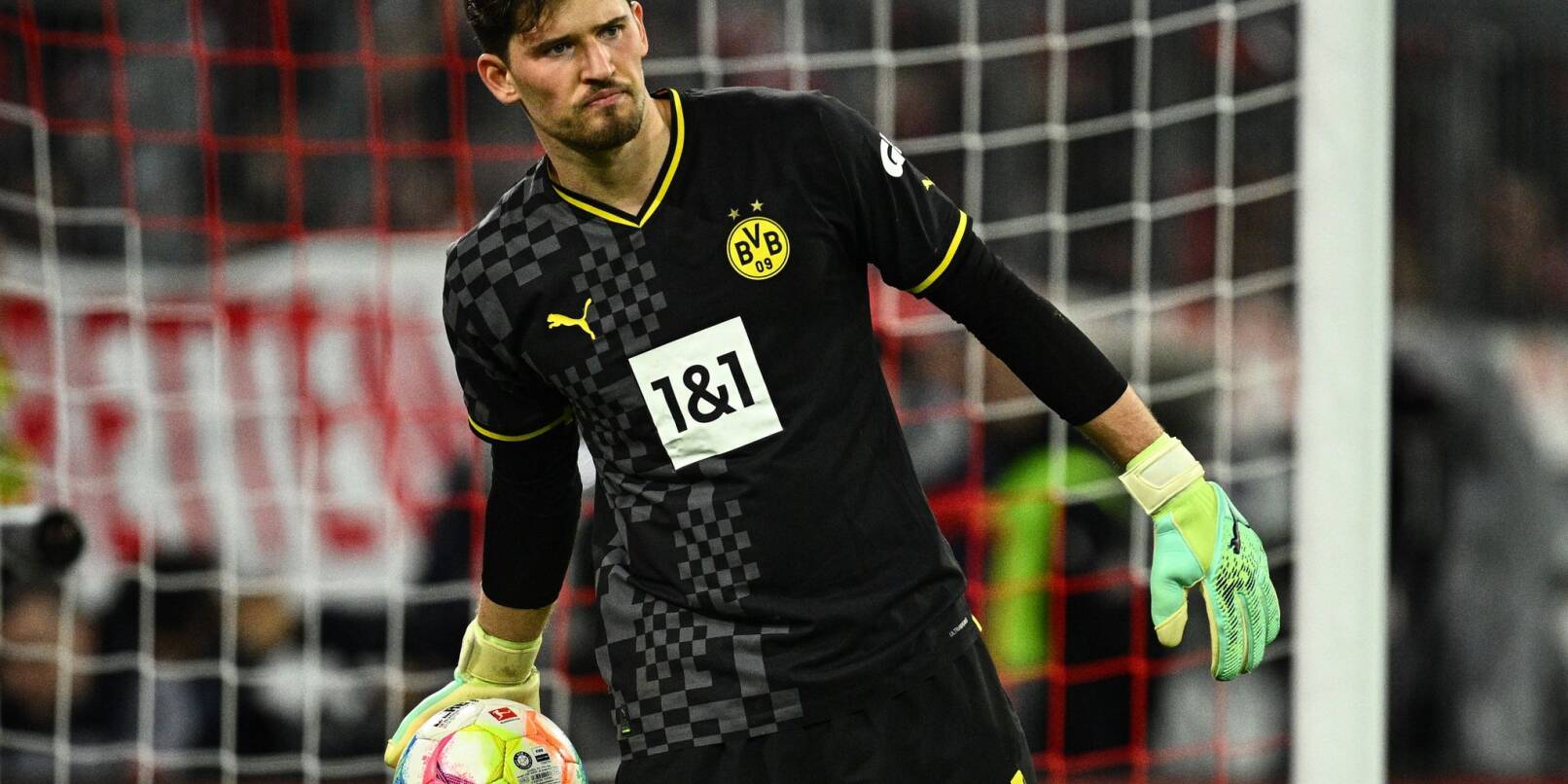 Musste in München viermal den Ball aus dem Netz holen: BVB-Keeper Gregor Kobel.