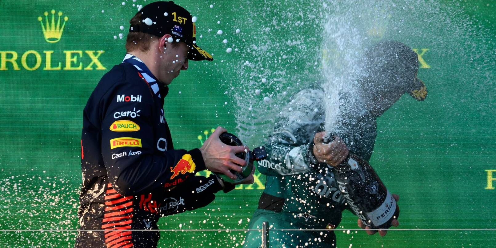 Max Verstappen (l) feiert seinen Sieg in Melbourne mit Fernando Alonso.