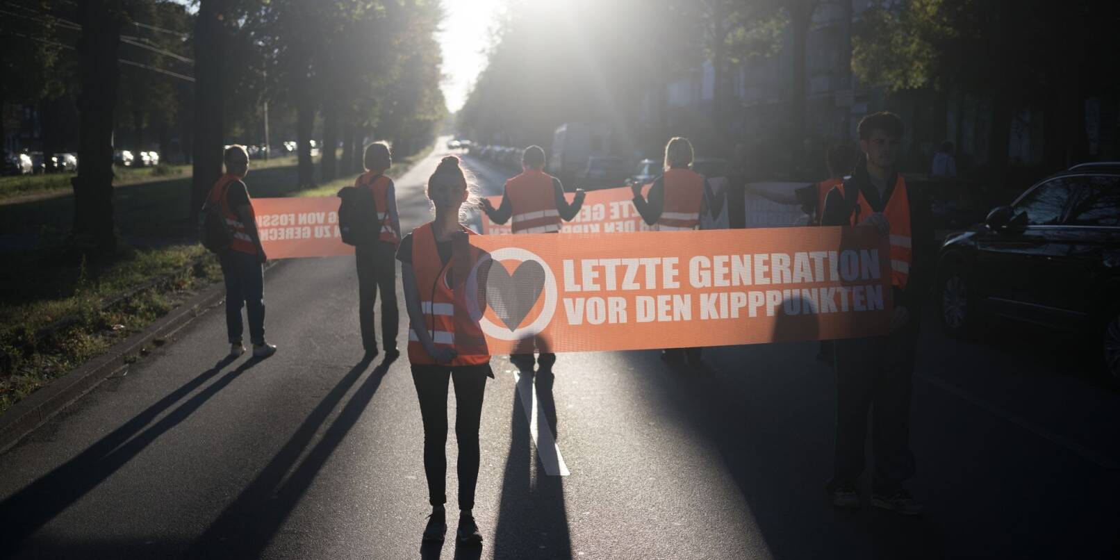 75 Unterstützer der Letzten Generation haben sich am Vormittag in Berlin an Straßenblockaden beteiligt.