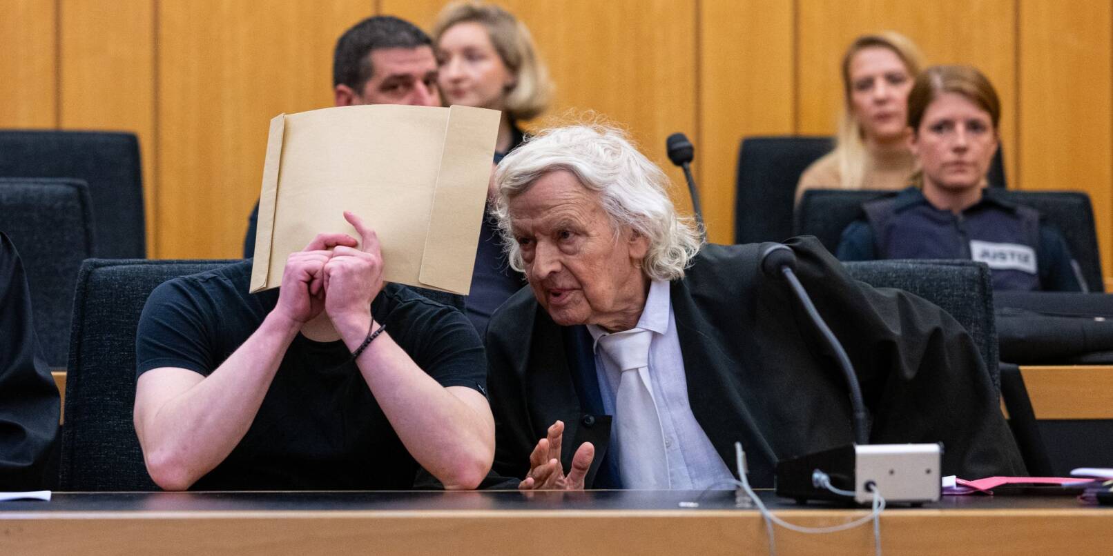 Der Angeklagte (l) sitzt zum Prozessauftakt im Landgericht Münster neben einem seiner Verteidiger.