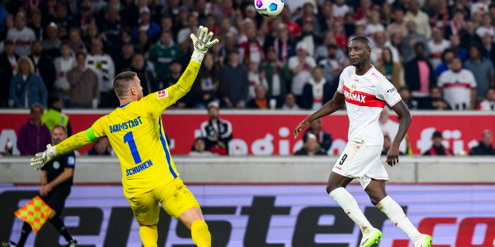 Stuttgarts Serhou Guirassy (r) macht das Tor zum 3:1 gegen Darmstadts Torwart Marcel Schuhen (l). Stuttgarts Serhou Guirassy (r) macht das Tor zum 3:1 gegen Darmstadts Torwart Marcel Schuhen (l).