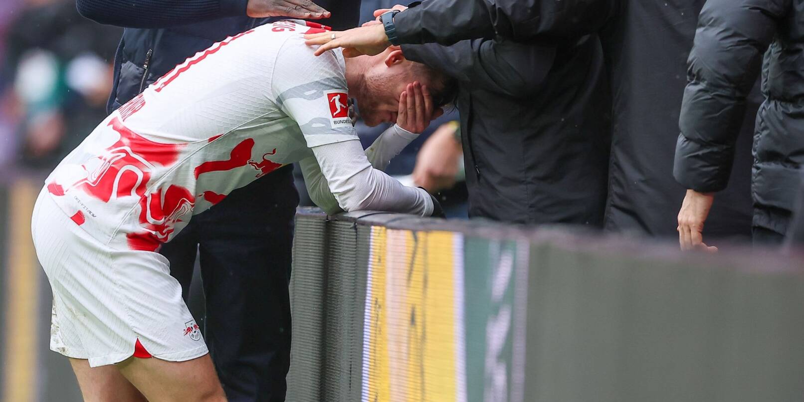 Mehrere Teammitglieder trösten Leipzigs Spieler Timo Werner nach der 0:3 Niederlage.
