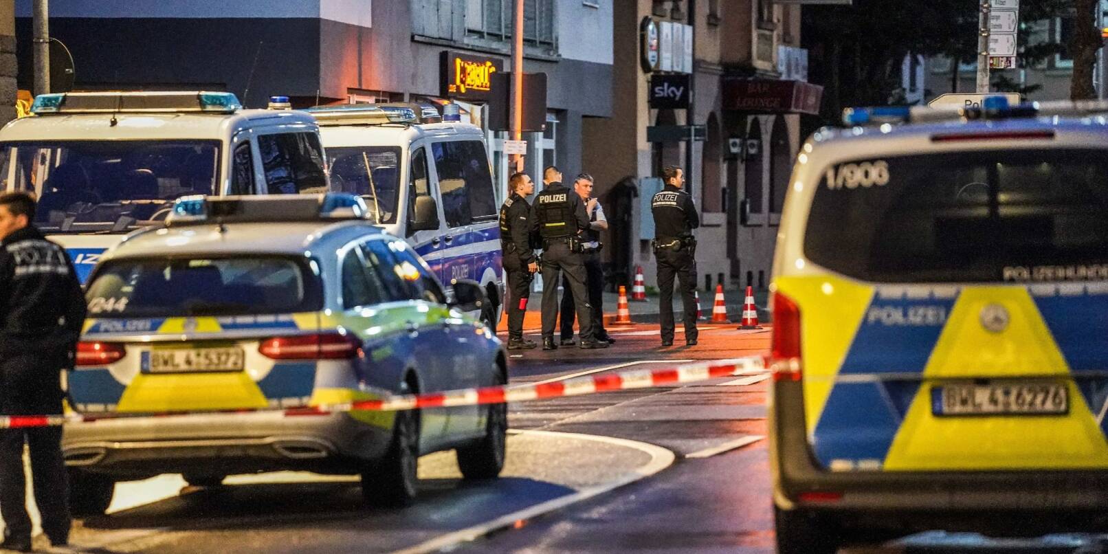 Polizeibeamte sichern den Tatort in Plochingen ab, wo ein Mann angeschossen wurde.