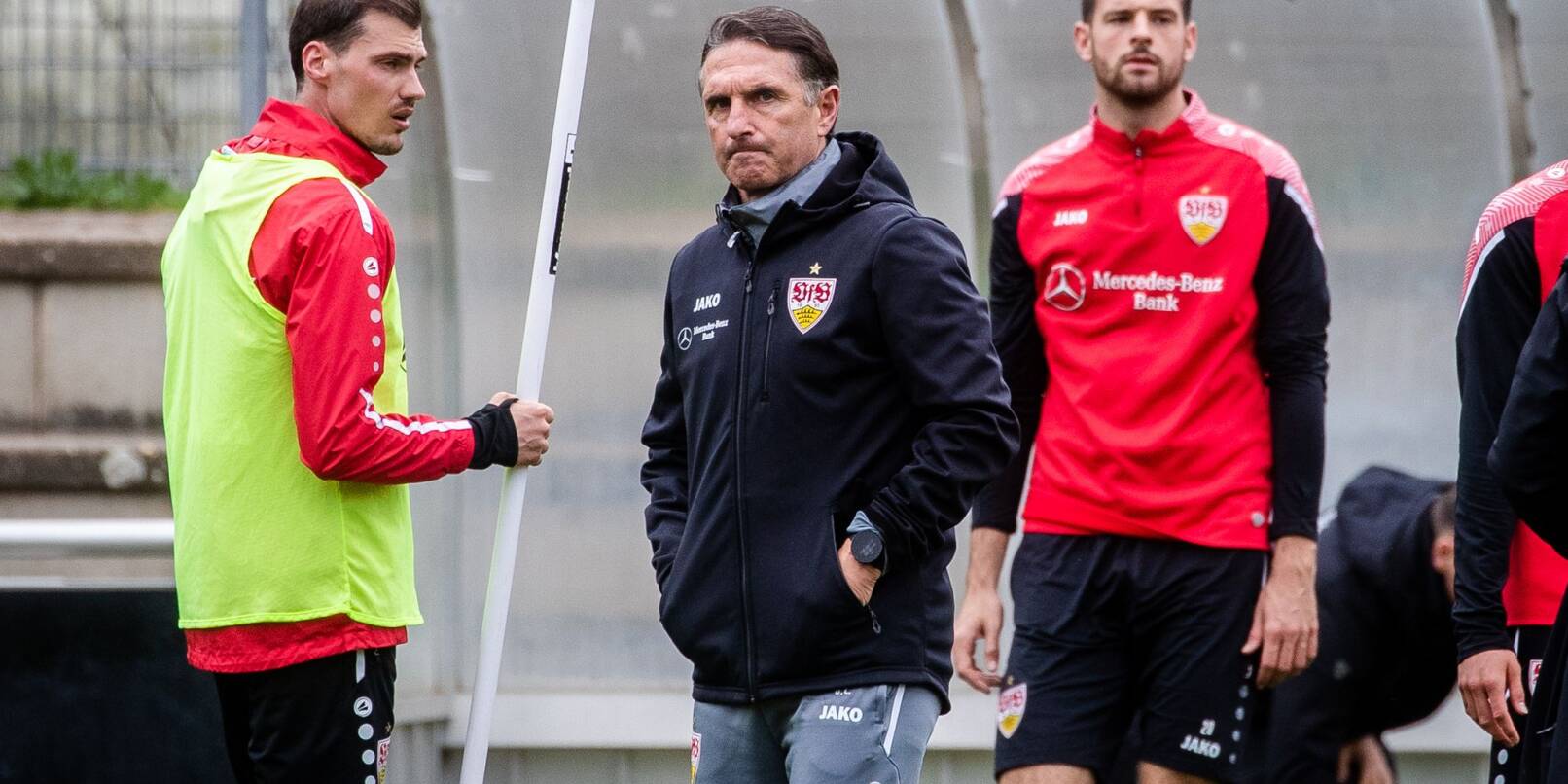 Bruno Labbadia (M), Trainer vom VfB Stuttgart, leitet das Spielersatztraining.