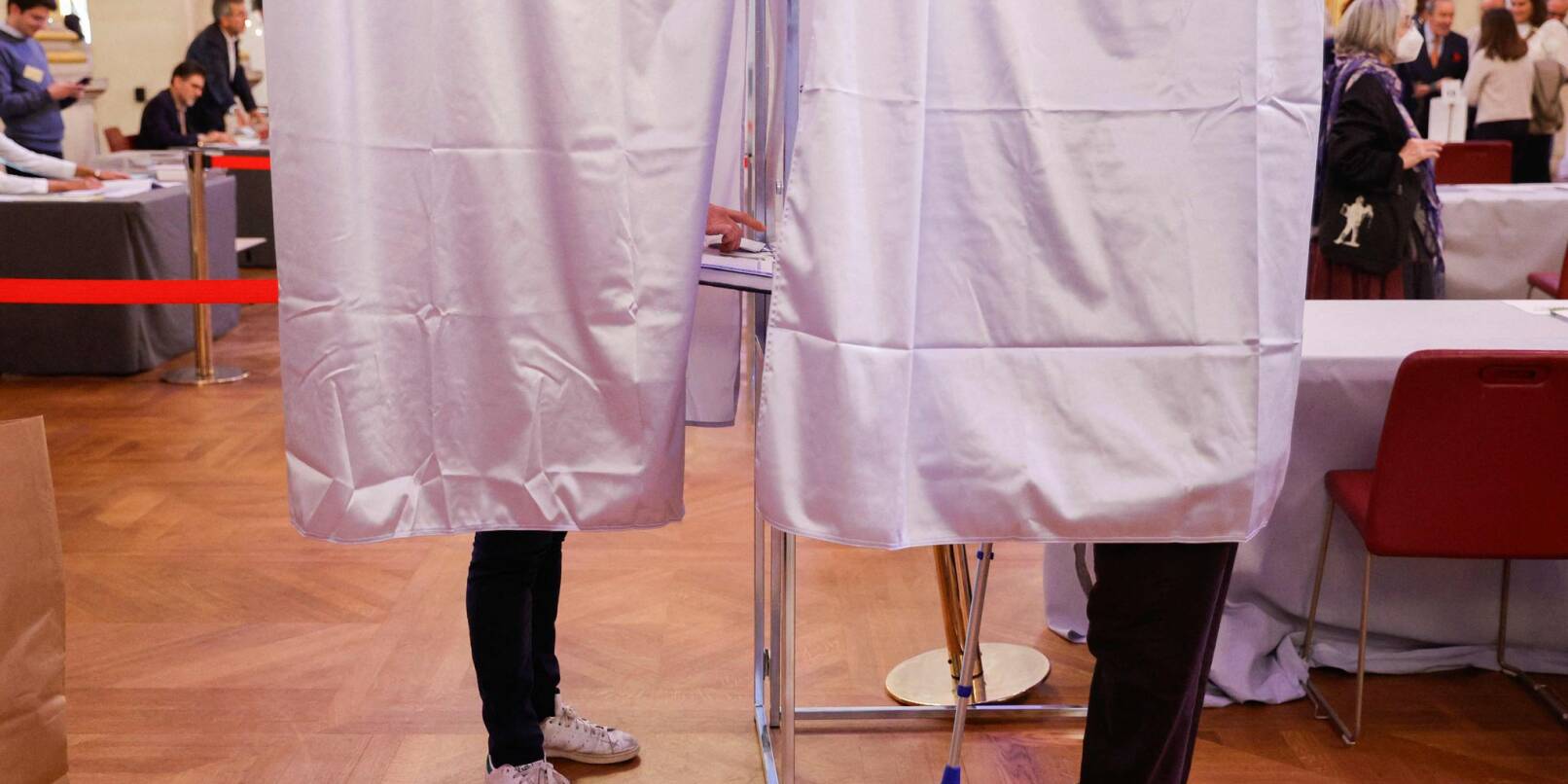 Wahlkabinen für die französischen Senatswahlen im Pariser Rathaus. Wahlkabinen für die französischen Senatswahlen im Pariser Rathaus.