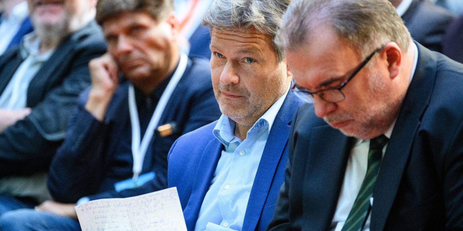 Bundeswirtschaftsminister Habeck (2.v.r.) und Industriepräsident Siegfried Russwurm (r) neim BDI-Klimakongress in Berlin.