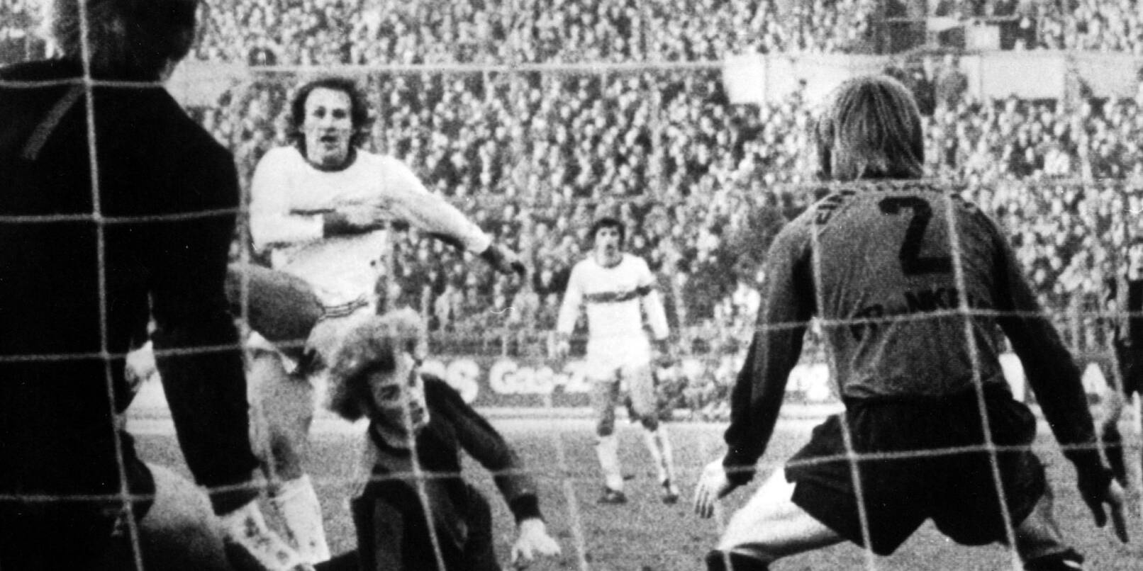 Hans «Buffi» Ettmayer (2.v.l, oben) erzielt am 26.01.1974 die 1-0-Führung gegen die Frankfurter.