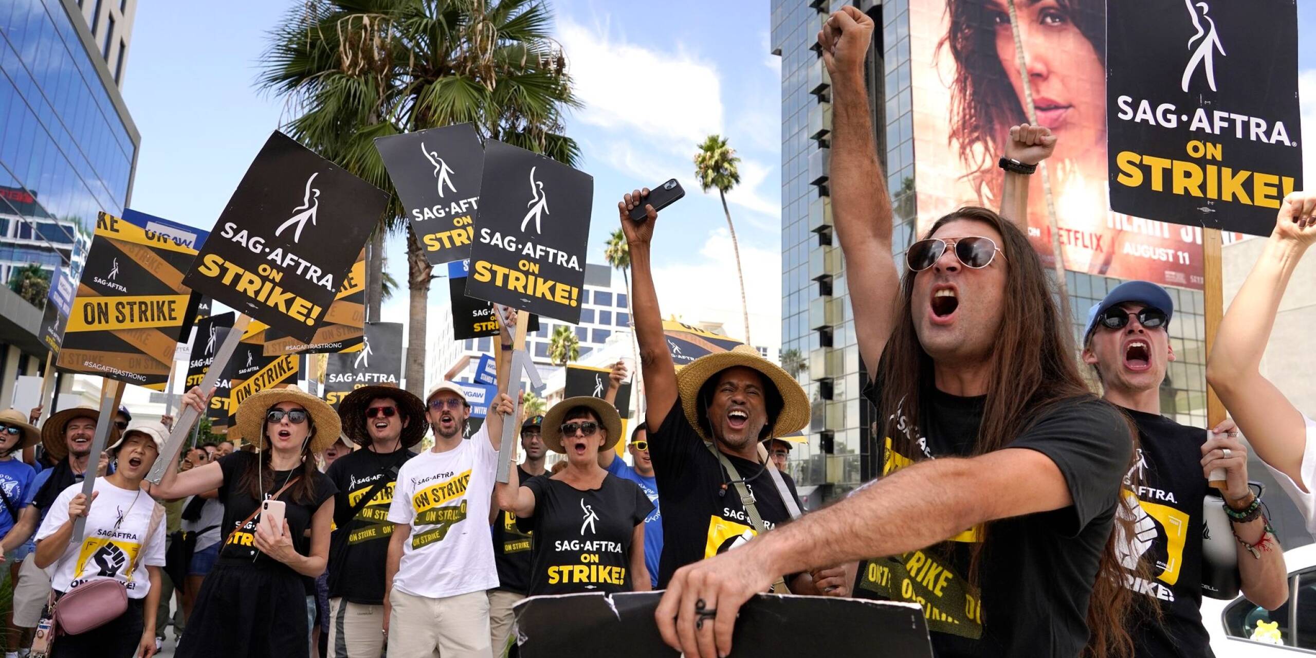 Mitglieder der Schauspielergewerkschaft streiken vor dem Hauptquartier des Streaminganbieters Netflix in Los Angeles.