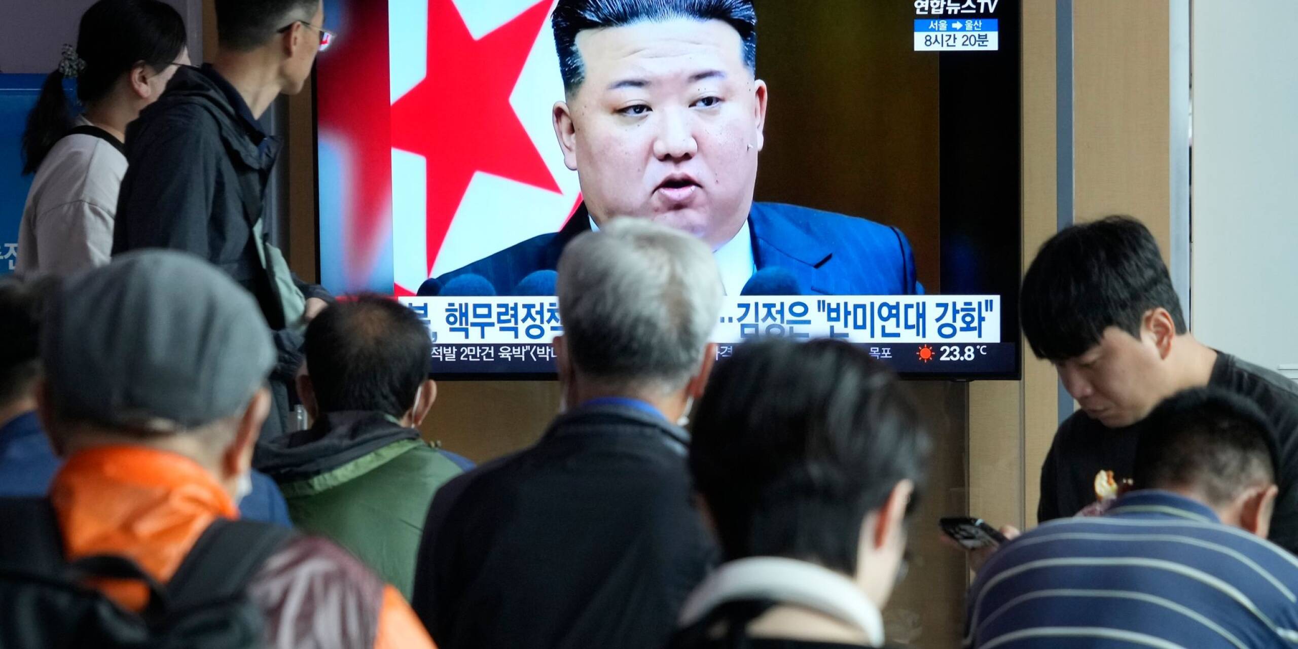 Machthaber Kim Jong Un hat seine Politik zum Ausbau der Atomstreitmacht in der Verfassung Nordkoreas verankern lassen. Dies wurde nun parlamentarisch beschlossen.