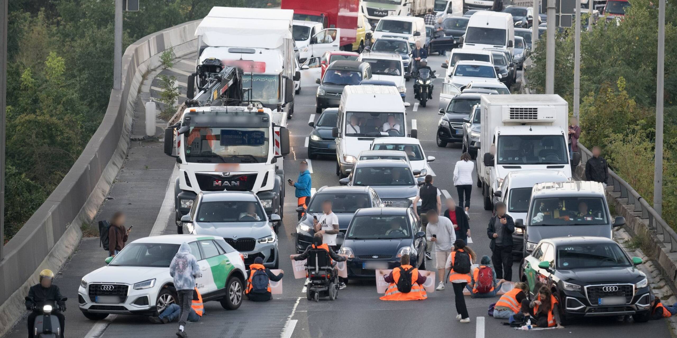 Orangener Protest: Aktivisten der Klimaschutzgruppe Letzte Generation blockieren den Verkehr auf der A100 in Berlin.