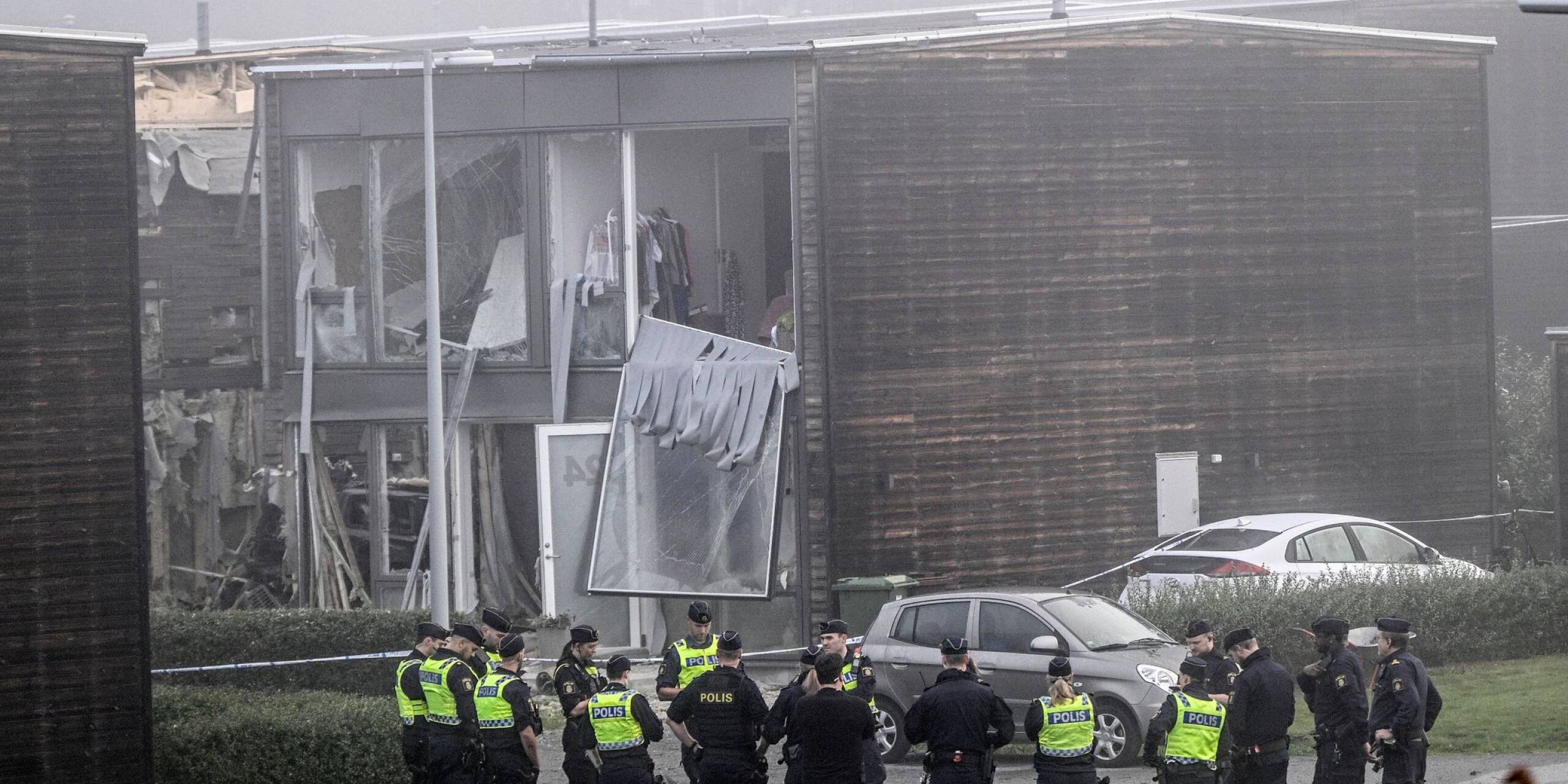 Die Polizei steht am Ort einer starken Explosion, die sich am frühen Morgen außerhalb von Uppsala in Schweden ereignet hat. Eine 25-jährige Frau kam bei der Explosion ums Leben.