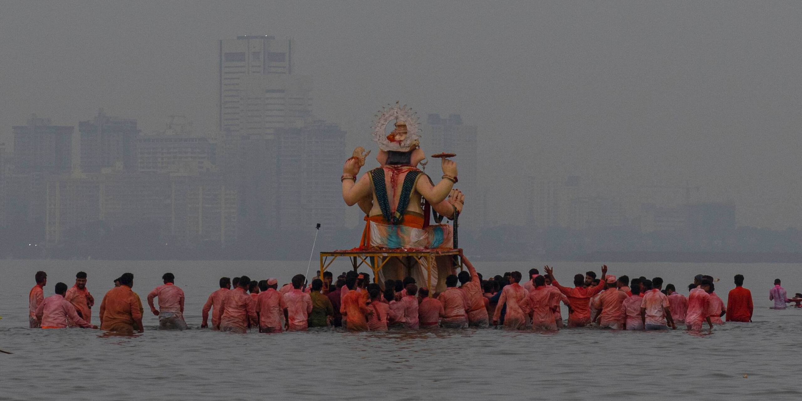 LetzteR Tag des zehntägigen Ganesh Chaturthi-Festes. Mit dem Fest wird die Geburt von Ganesha, dem hinduistischen Gott der Weisheit, des Wohlstands und des Glücks, gefeiert.