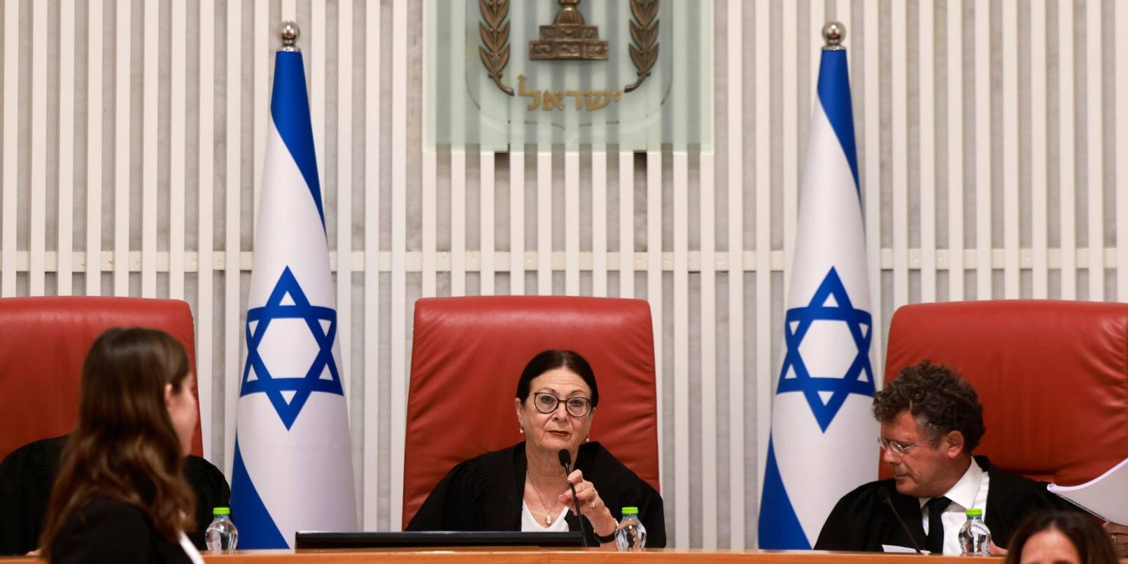 Zehn weitere Richter nahmen neben der obersten Richterin Esther Chajut (M) in Jerusalem an den Beratungen zum Amtsenthebungsgesetz teil.