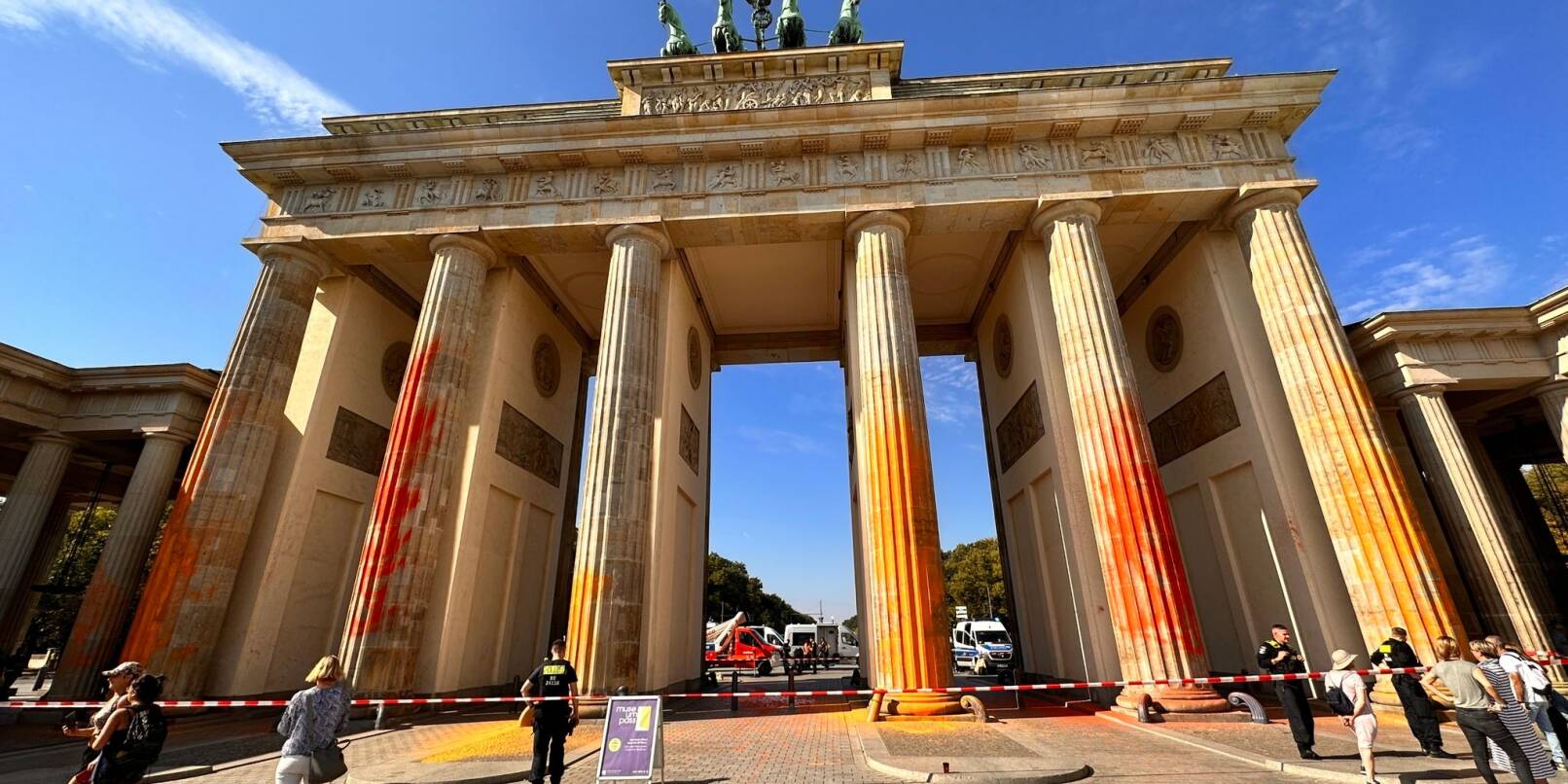 Mitglieder der Klimaschutzgruppe Letzte Generation hatten am 17. September alle Säulen des Brandenburger Tors mit oranger Farbe besprüht.