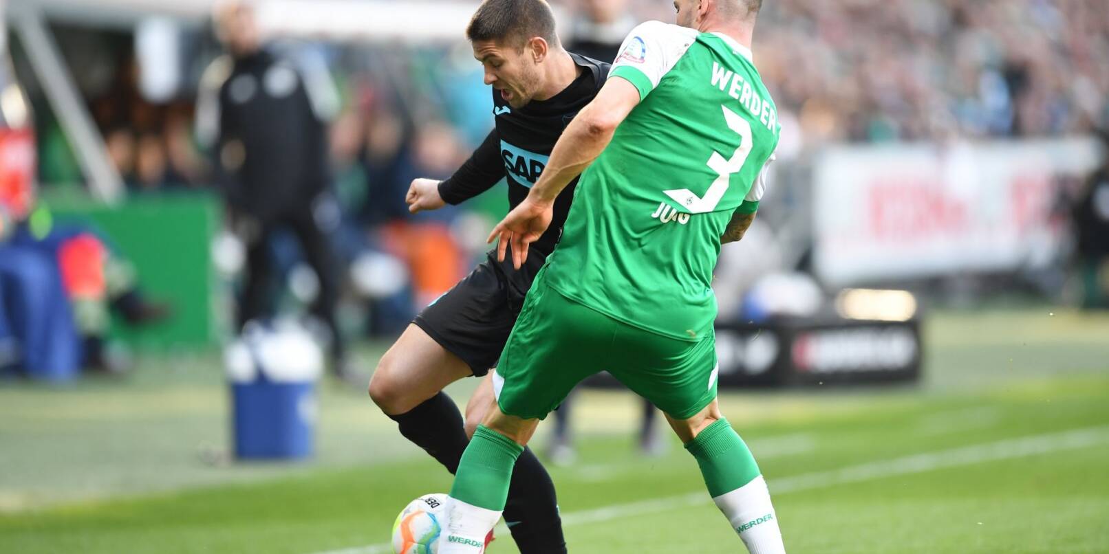 Werders Anthony Jung (r) kämpft gegen Hoffenheims Andrej Kramaric um den Ball.