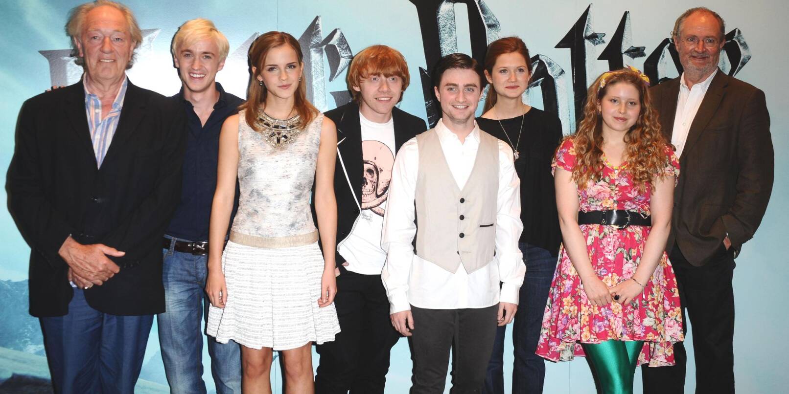 Schauspieler Sir Michael Gambon (l.) und weitere Darsteller - darunter Emma Watson und Daniel Radcliffe - im Juli 2009 bei der Vorstellung des Films «Harry Potter und der Halbblutprinz» in London.