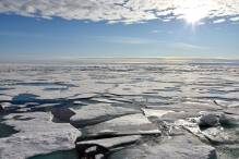 Phänomen: Arktisches Eis im Sommer von Schnee bedeckt
