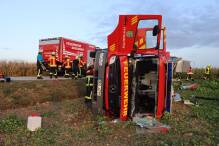 Feuerwehrwagen kippt bei Übungsfahrt um - sieben Verletzte
