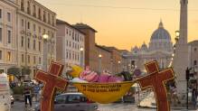 Kirchenkritik: Figur darf nicht zu Demo vor Vatikan
