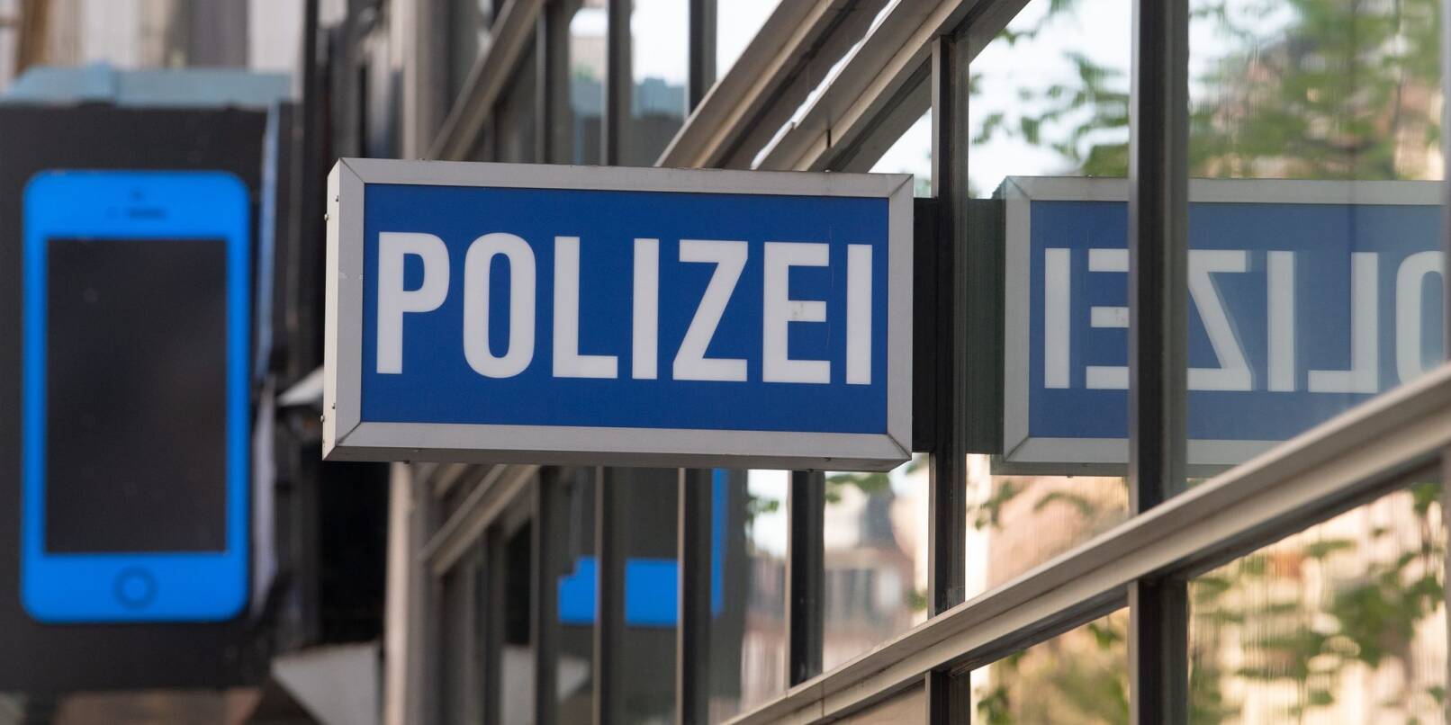 Ein Schild mit der Aufschrift "Polizei" hängt am 1. Polizeirevier in Frankfurt am Main.