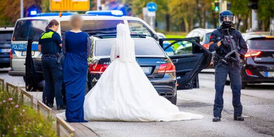 Schwerbewaffnete Polizisten durchsuchen Hochzeitskorso
