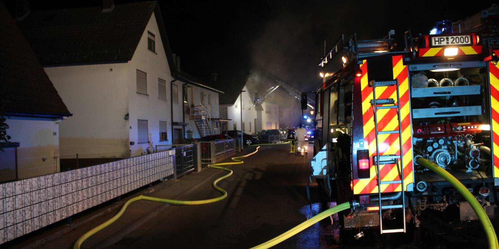 Ein Brand in der Kröckelbacher Straße in Fürth hat in der Nacht zum Montag zu einem größeren Einsatz geführt.