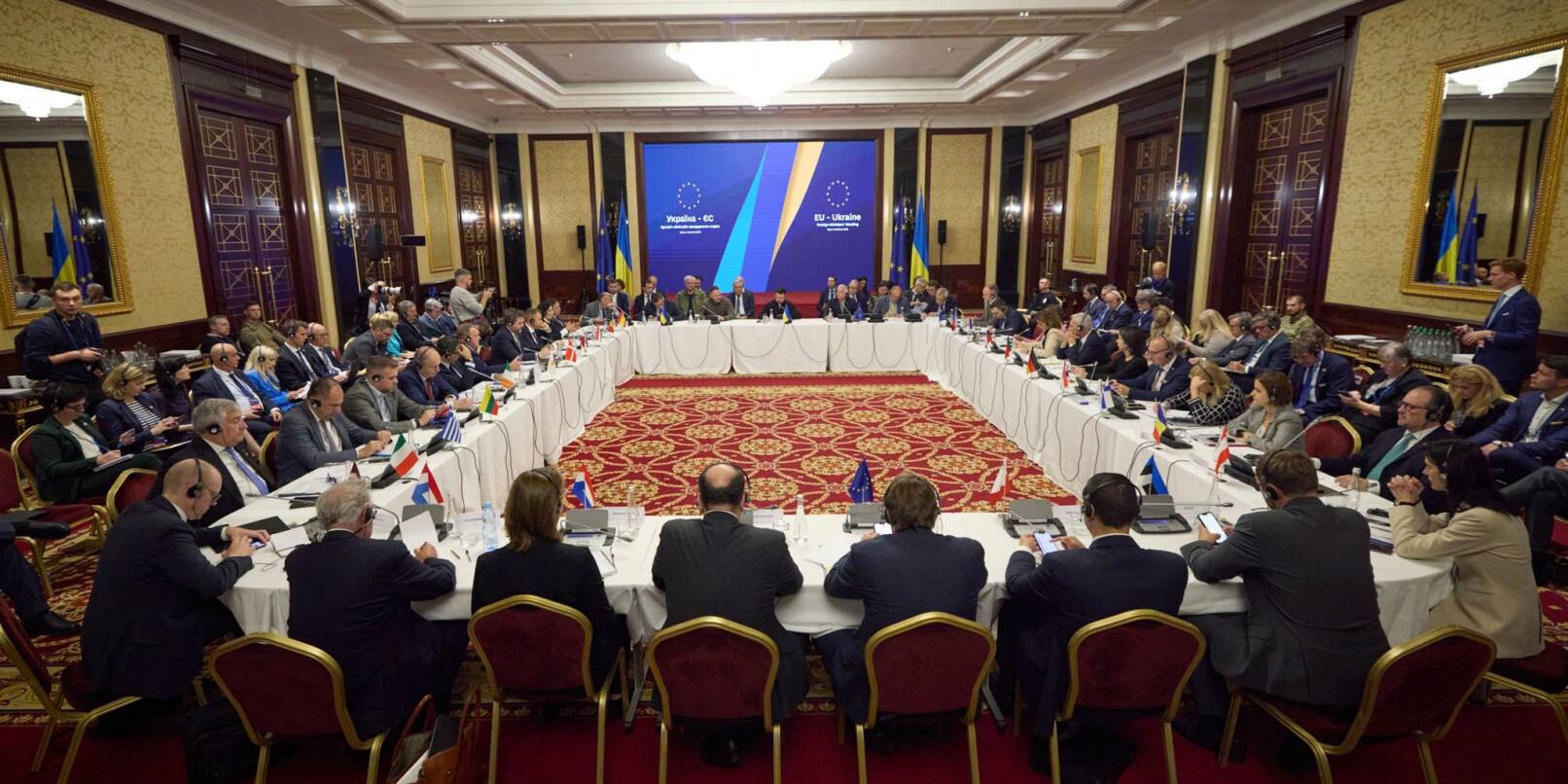 Der ukrainische Präsident Wolodymyr Selenskyj (hinten M) nimmt an dem informellen EU-Außenministertreffen teil. Der ukrainische Präsident Wolodymyr Selenskyj (hinten M) nimmt an dem informellen EU-Außenministertreffen teil.