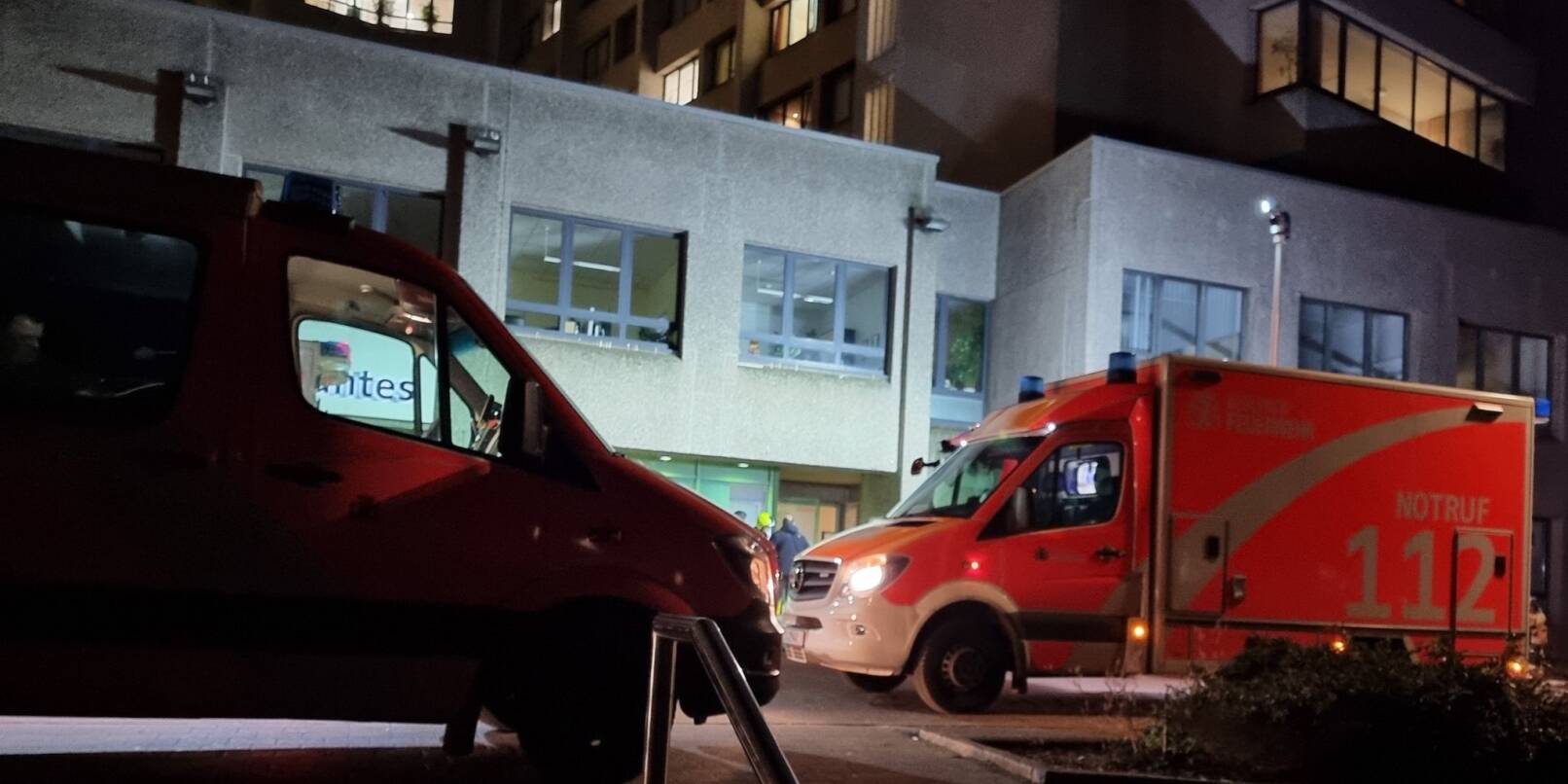 Feuerwehrleute sind am Klinikum am Urban in Berlin-Kreuzberg im Einsatz.