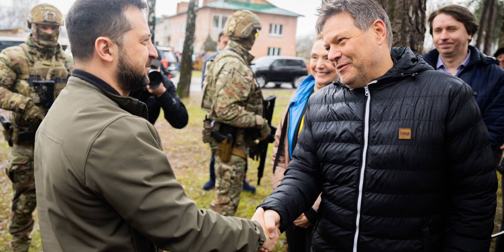 Der ukrainische Präsident Wolodymyr Selenskyj begrüßt Vizekanzler Robert Habeck vor einer Begegnung mit Zeugen mutmaßlicher Kriegsverbrechen nordöstlich von Kiew.