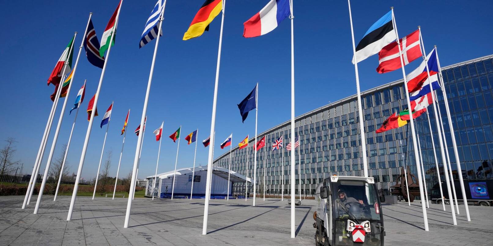 Vor dem Nato-Hauptquartier ist noch ein Mast ohne Fahne: Ab morgen soll dort die finnische Flagge wehen.