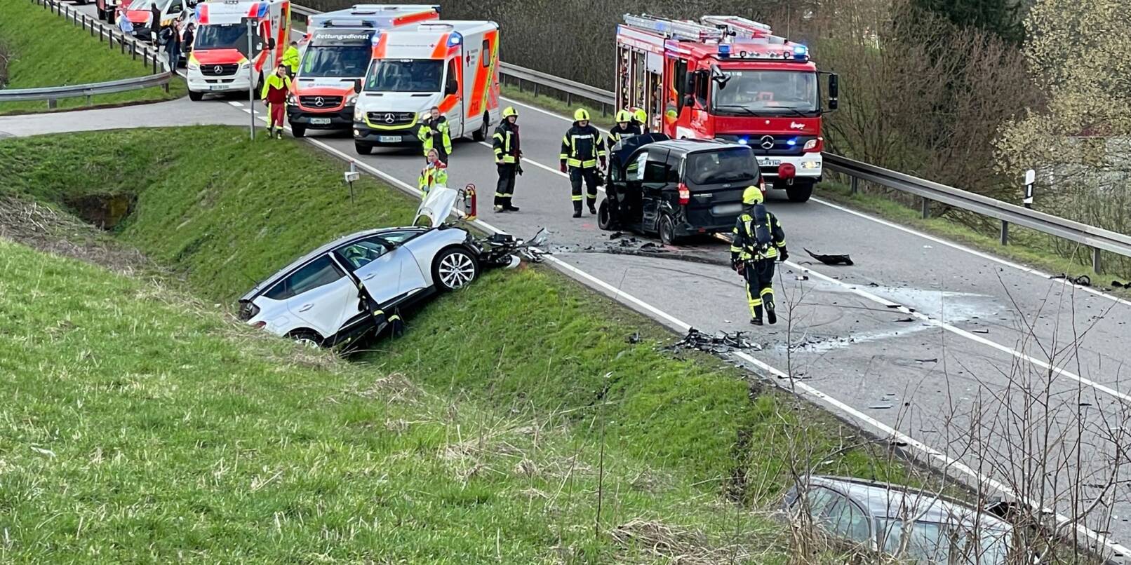 Rettungskräfte sind an einer Unfallstelle im Einsatz. Bei einem Verkehrsunfall im Landkreis Freudenstadt sind neun Menschen verletzt worden.