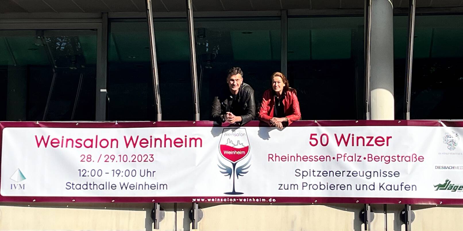 Veranstalter Christian Schwitzke und Astrid Oberniedermayr haben das Banner schon an der Weinheimer Stadthalle aufgehängt.
