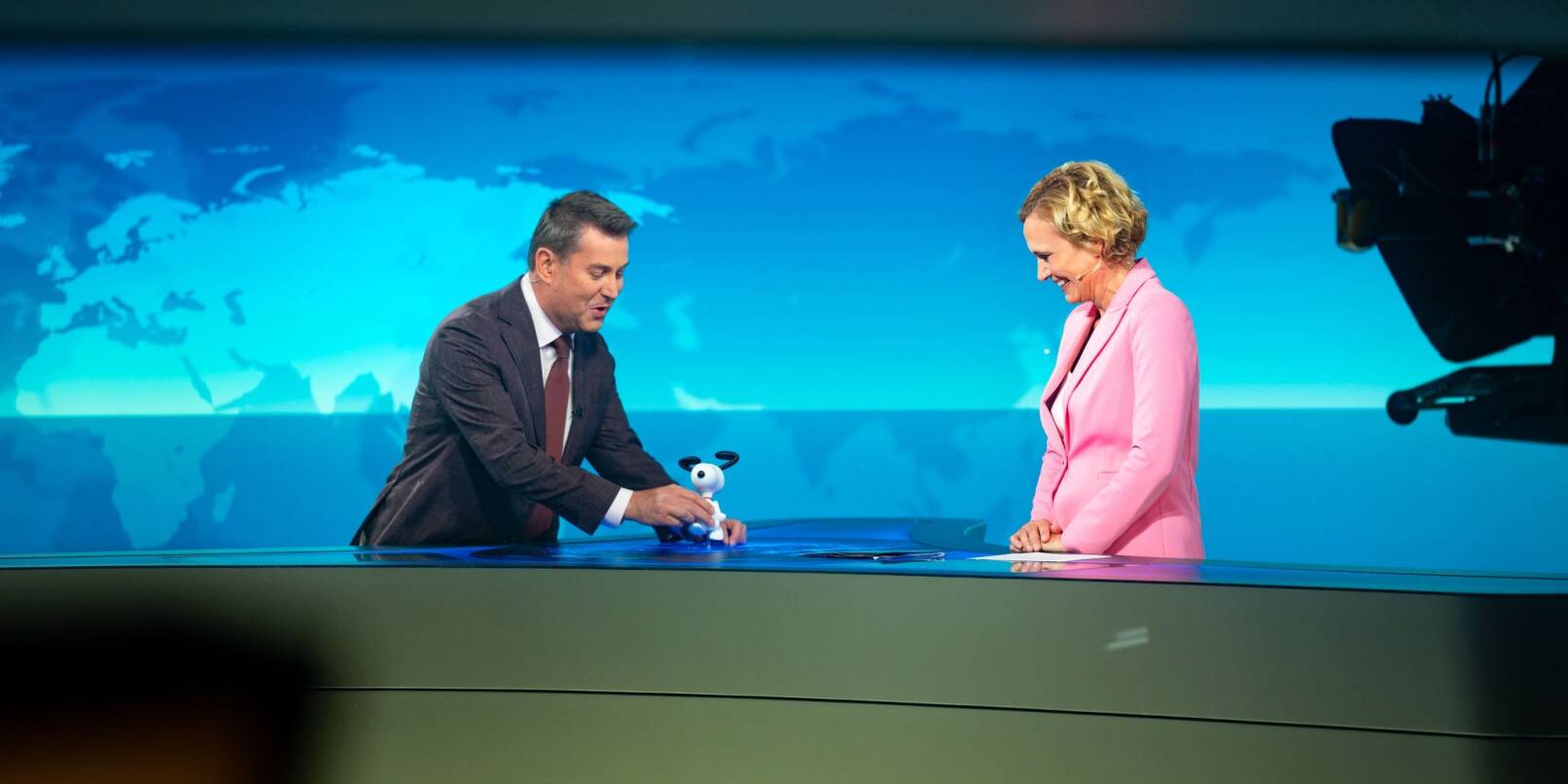 Jens Riewa (l-r) schenkt Caren Miosga am Ende ihrer letzten Sendung eine Snoopy-Figur
