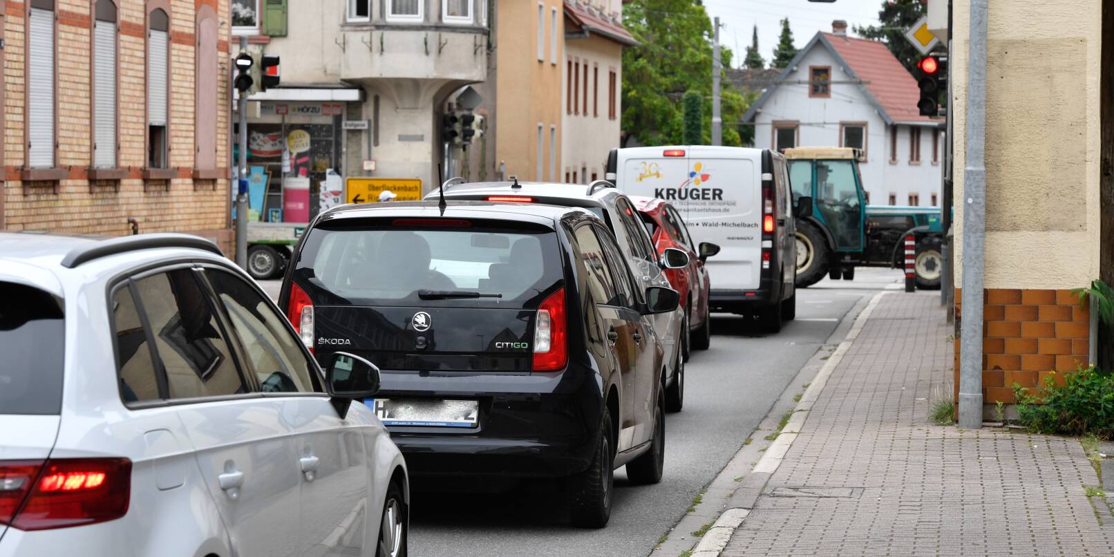 Die Ortsdurchfahrt in Großsachsen ist seit Jahrzehnten ein ungelöstes Verkehrsproblem. Die Hirschberger sind am Sonntag beim Bürgerentscheid dazu aufgerufen, für oder gegen den Bau einer solchen Straße zu stimmen.