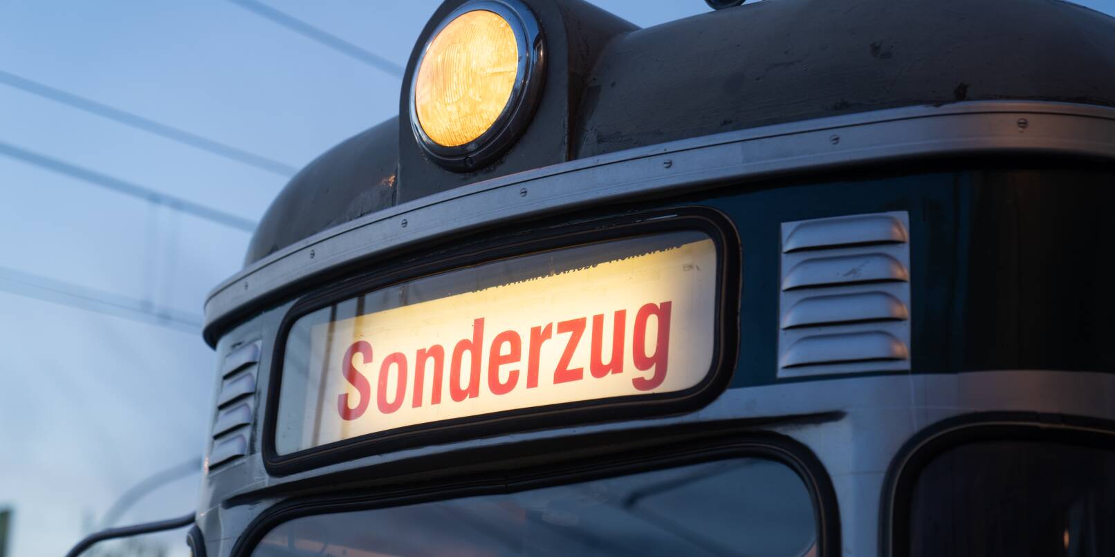 Der Sonderzug fährt zwischen Weinheim und Heidelberg.