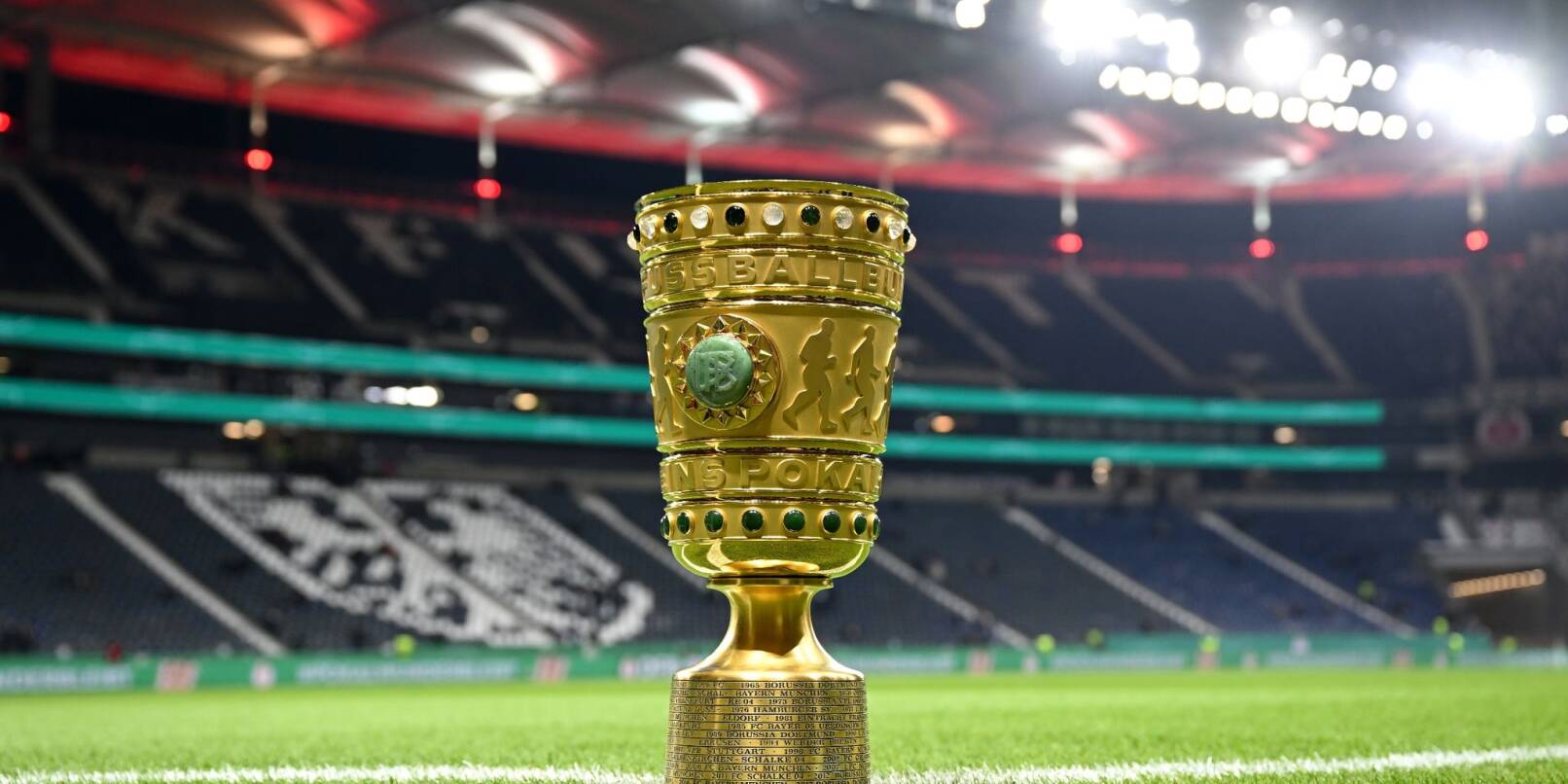 Objekt der Begierde: Der DFB-Pokal bringt den Clubs lukrative Einnahmen.