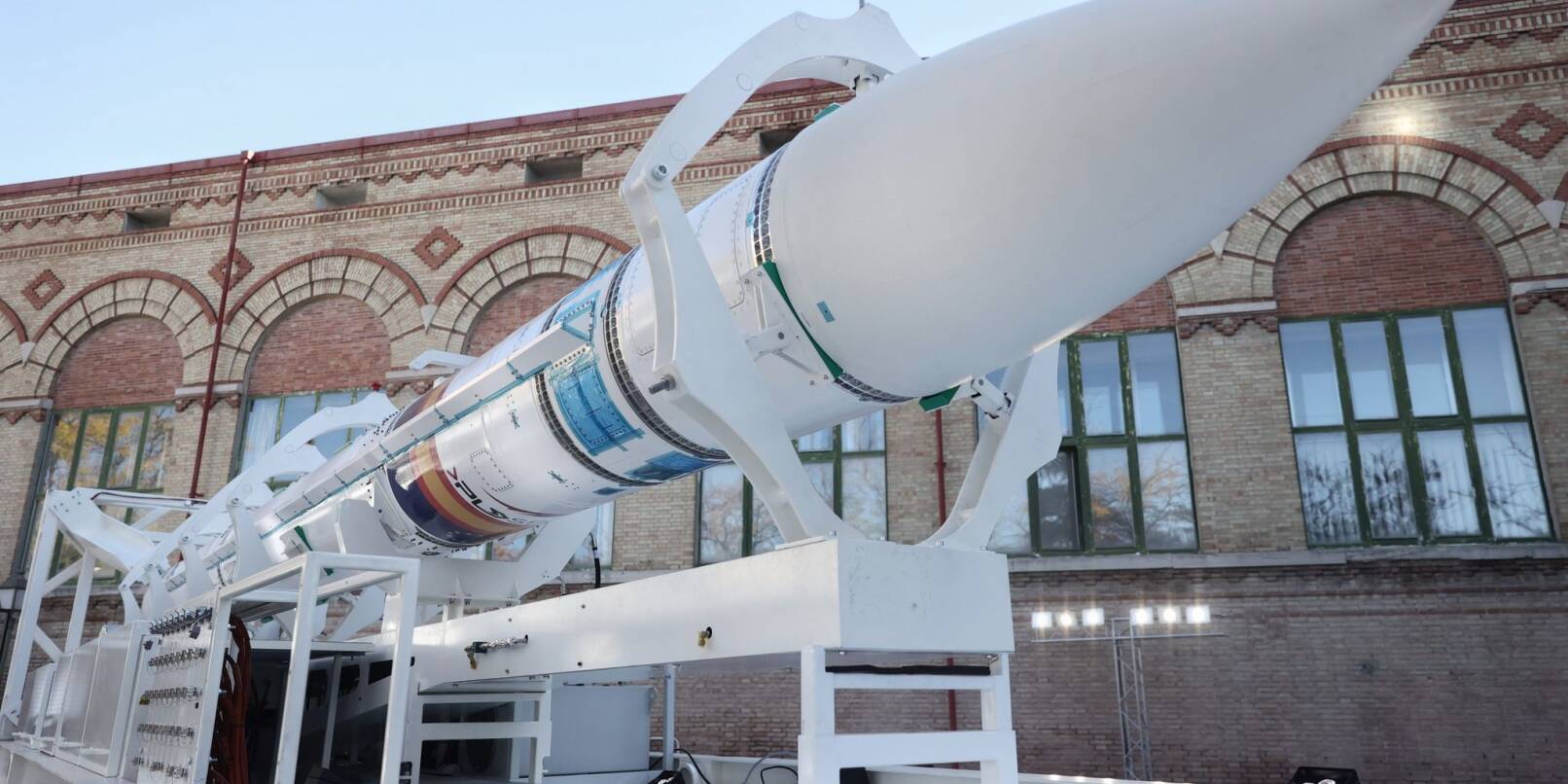 Die Träger-Rakete «Miura 1» wird auf der Esplanade des Nationalen Museums für Naturwissenschaften in Madrid präsentiert.