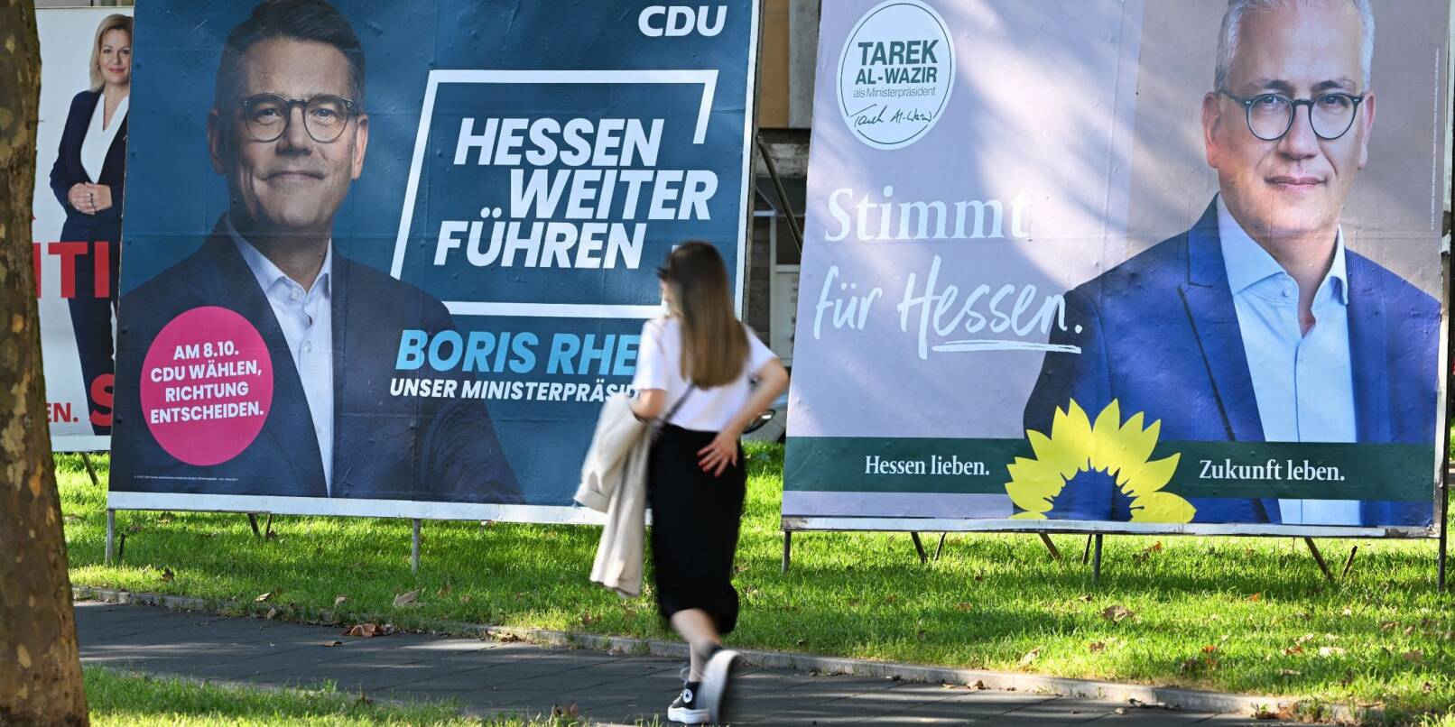 Wahlplakate der Spitzenkandidaten Tarek Al-Wazir, Boris Rhein und Nancy Faeser stehen an einer Straße im Osten der Stadt.