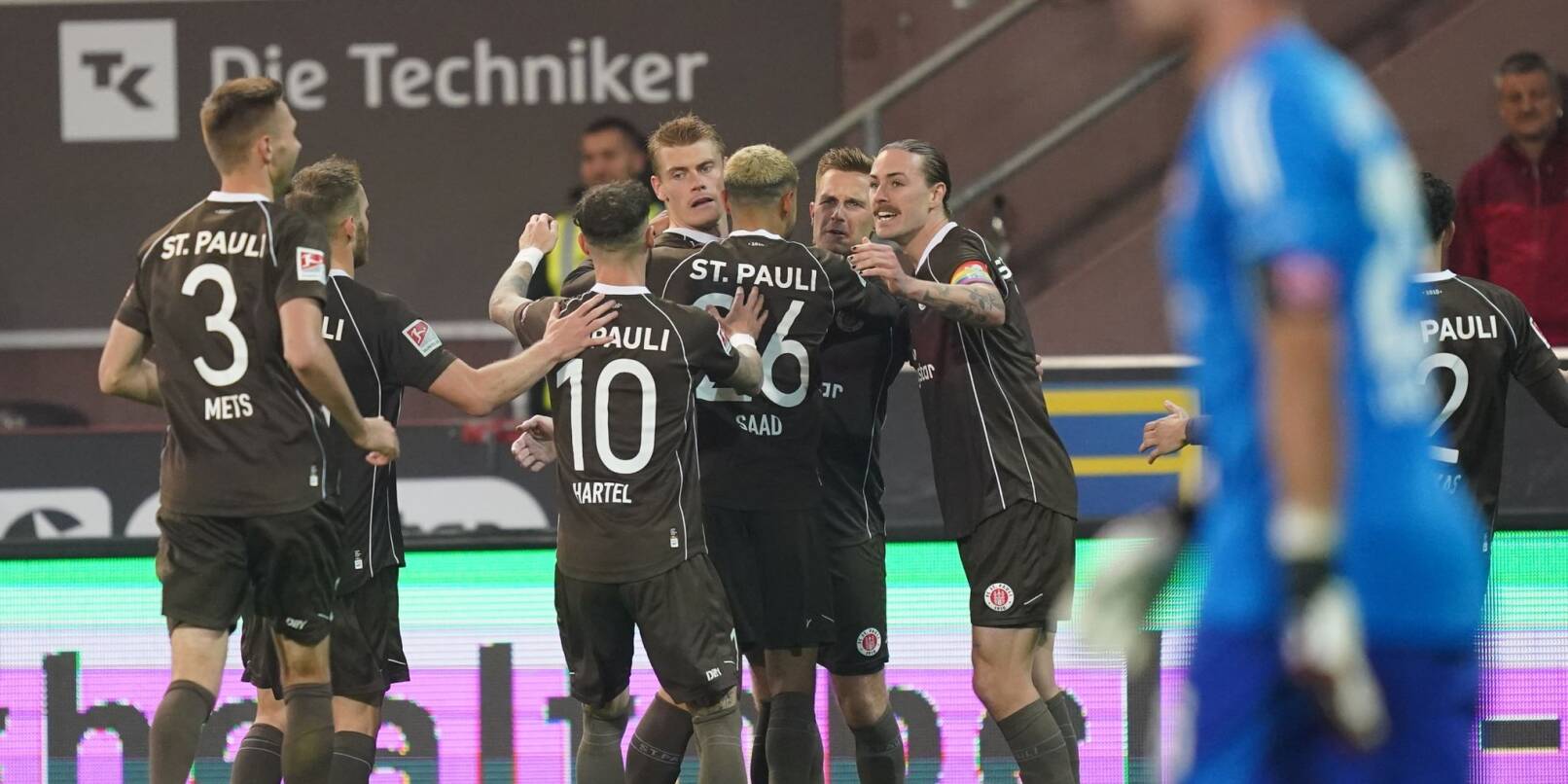 St. Pauli entschied das Abendduell gegen den 1. FC Nürnberg für sich und ist zurück an der Tabellenspitze.