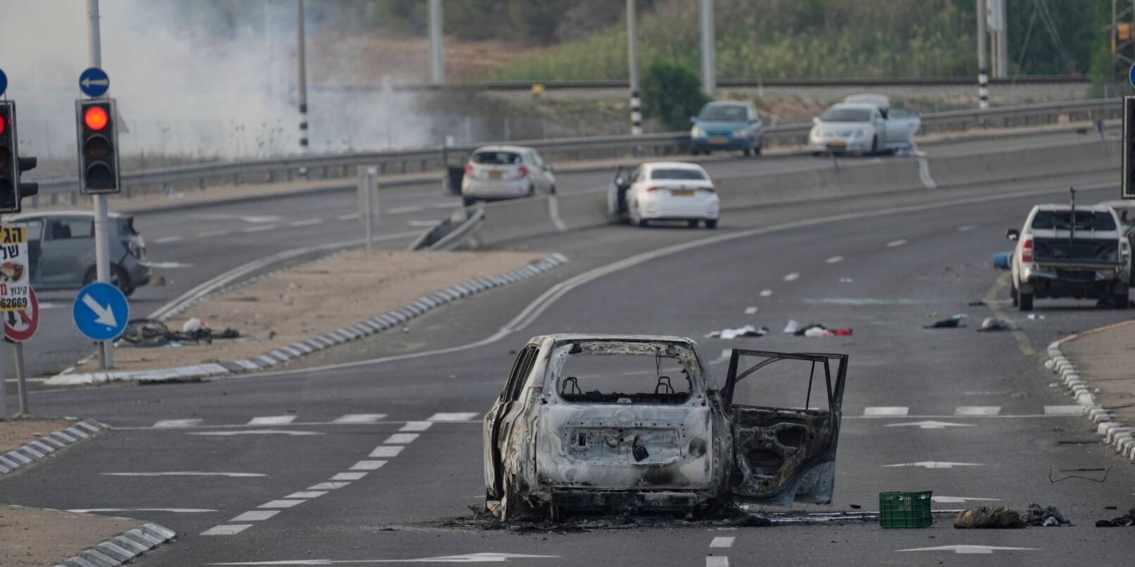 Autos wurden bei einem Angriff der islamistischen Hamas zerstört.