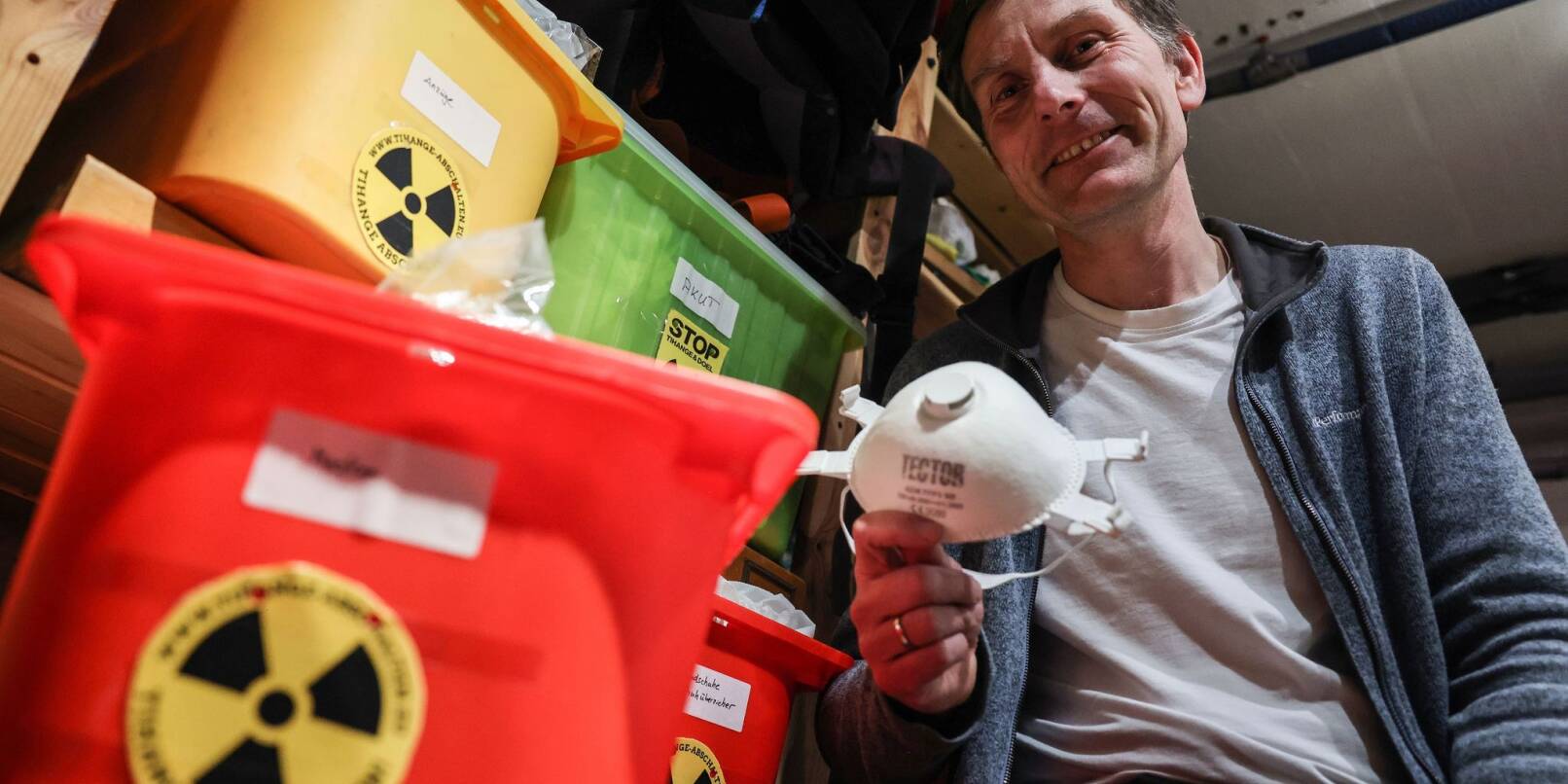 Der Anti-Atomkraft-Aktivist Gereon Hermens sitzt in seinem Keller neben Kisten mit Schutzausrüstungen.