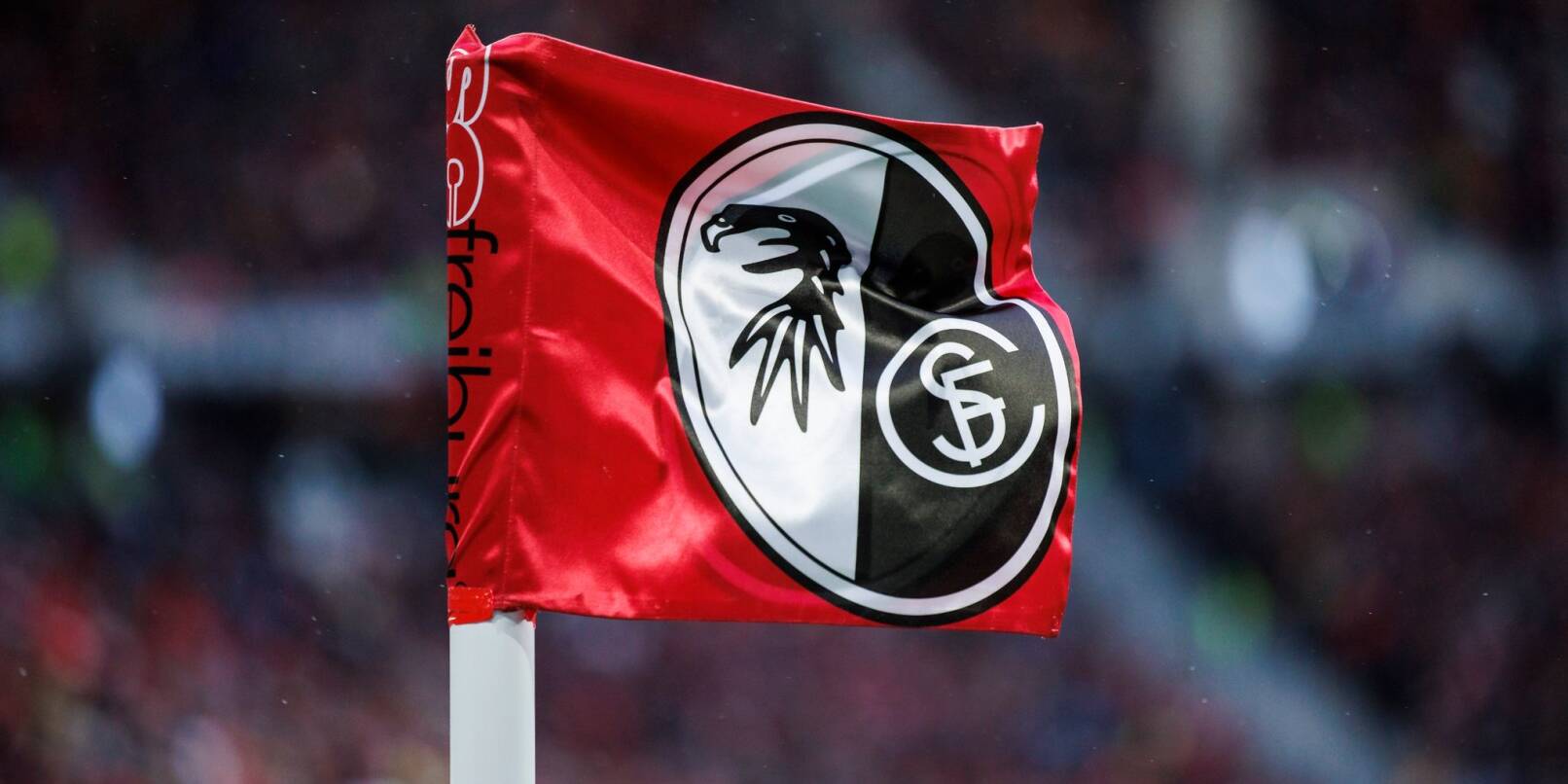 Die Eckfahne des SC Freiburg weht im Stadion.