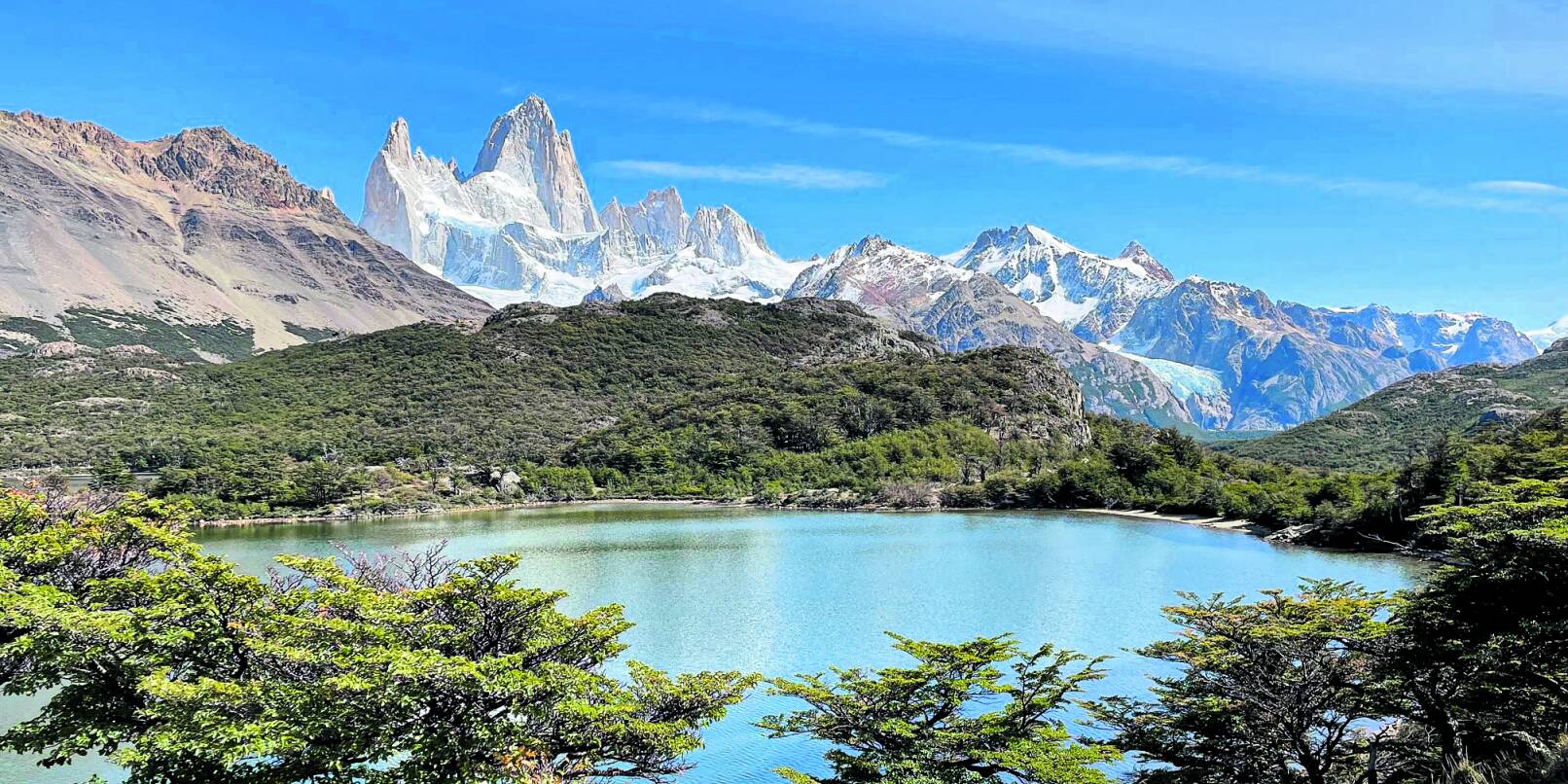 Majestätisch liegt er da, der Fitz Roy: Kein Wunder, dass die Outdoor-Marke Patagonia die Silhouette des Massivs als ihr Markenzeichen gewählt hat.