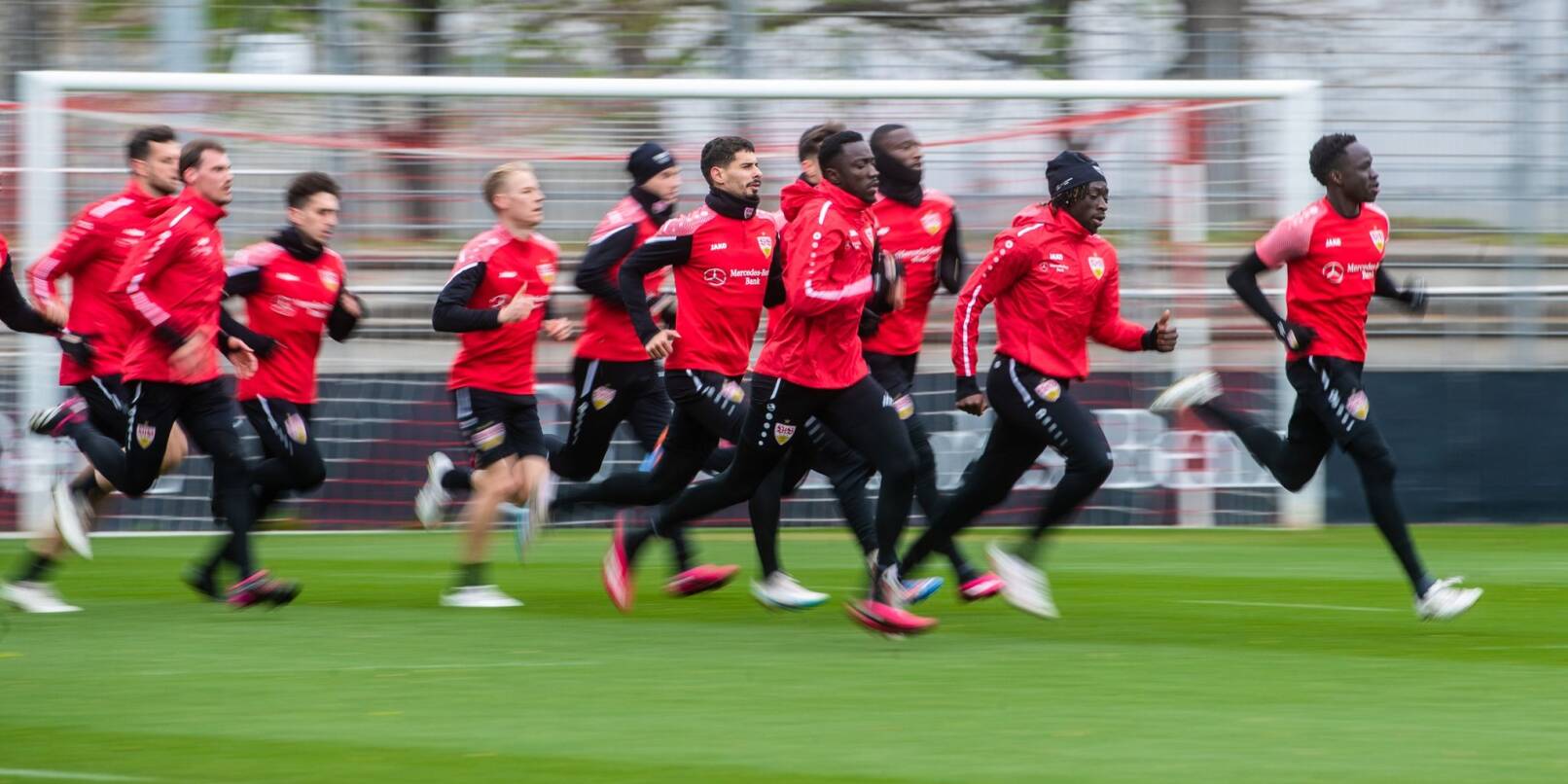 Spieler des VfB Stuttgart sprinten während des Spielersatztrainings über den Trainingsplatz.