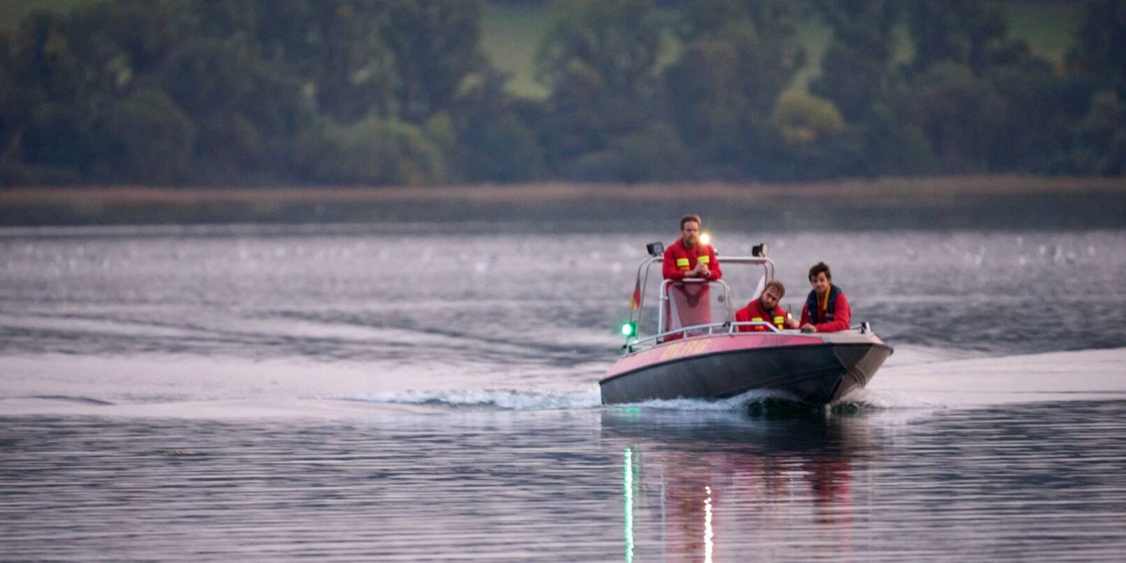 Rettungskräfte bei der Suche nach dem abgestürzten Hubschrauber auf dem Laacher See. Rettungskräfte bei der Suche nach dem abgestürzten Hubschrauber auf dem Laacher See.