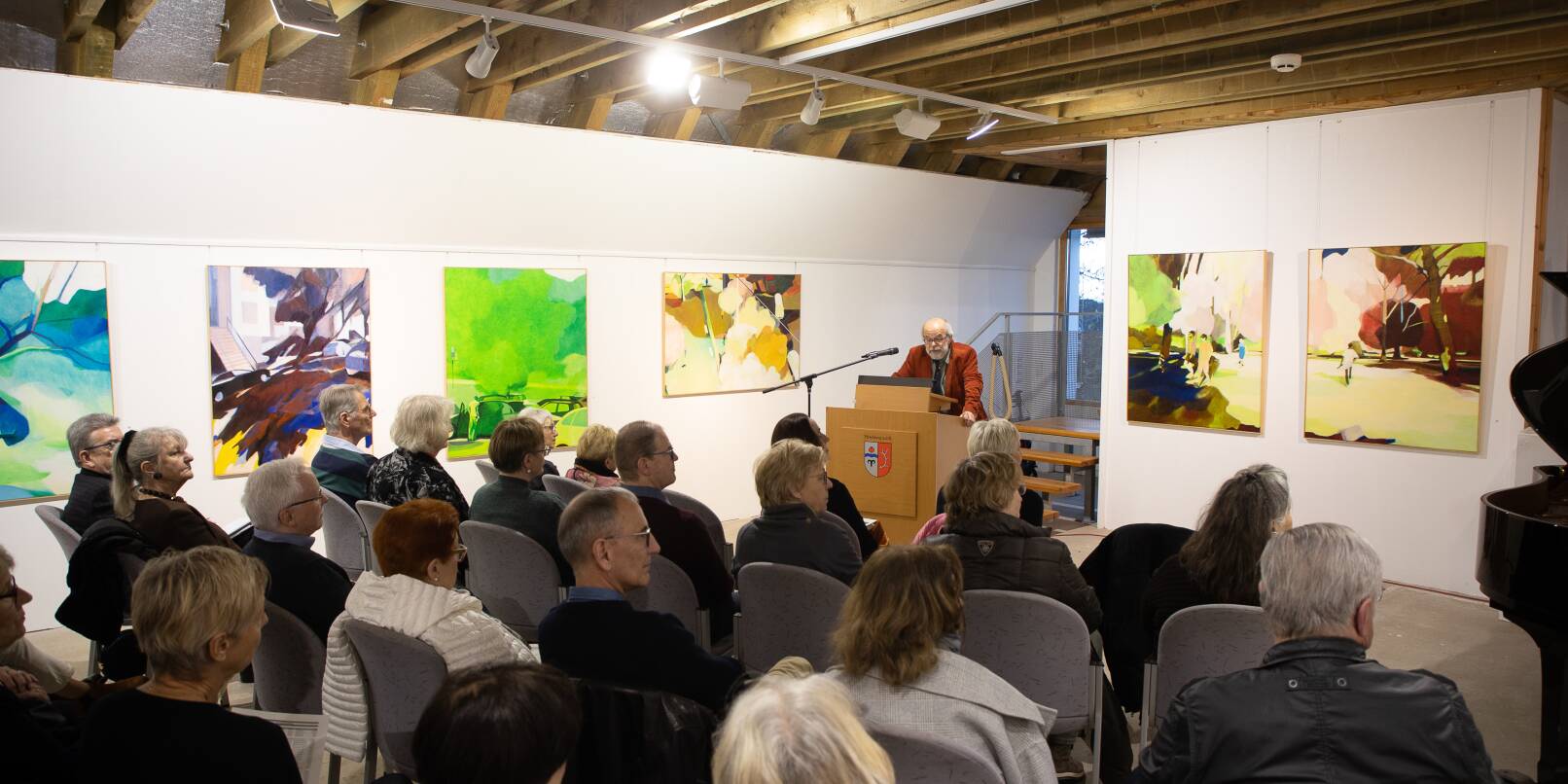 Zehn Künstler haben sich in der Ausstellung in der Hirschberger Rathausgalerie der Farbe verschrieben. Am Samstag wurde sie eröffnet durch den Kulturfördervereinsvorsitzenden Karlheinz Treiber (rechts).